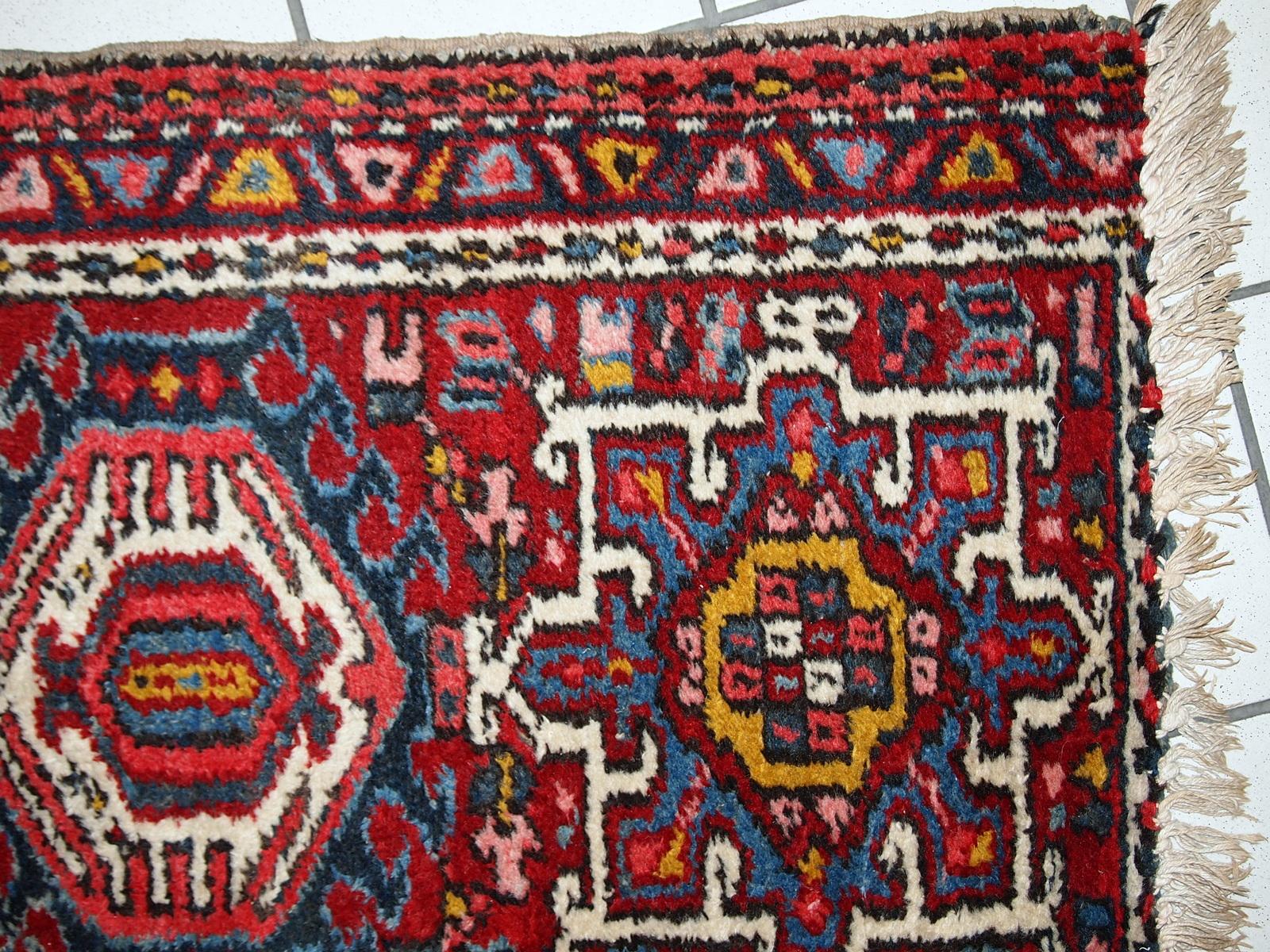 Tapis Karajeh ancien fait à la main en bon état d'origine. Il a été fabriqué au début du 20e siècle en laine rouge.

?-condition : original bon,

-vers les années 1920,

-taille : 2,1' x 3,6' (66cm x 110cm),

-matériau : laine,

-pays