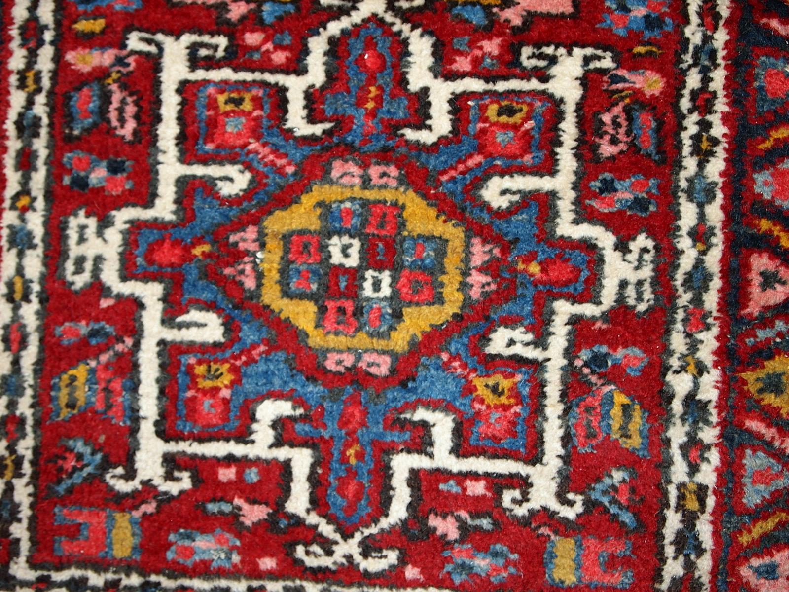 Noué à la main Tapis antique de style Karajeh fait à la main, années 1920, 1C745 en vente