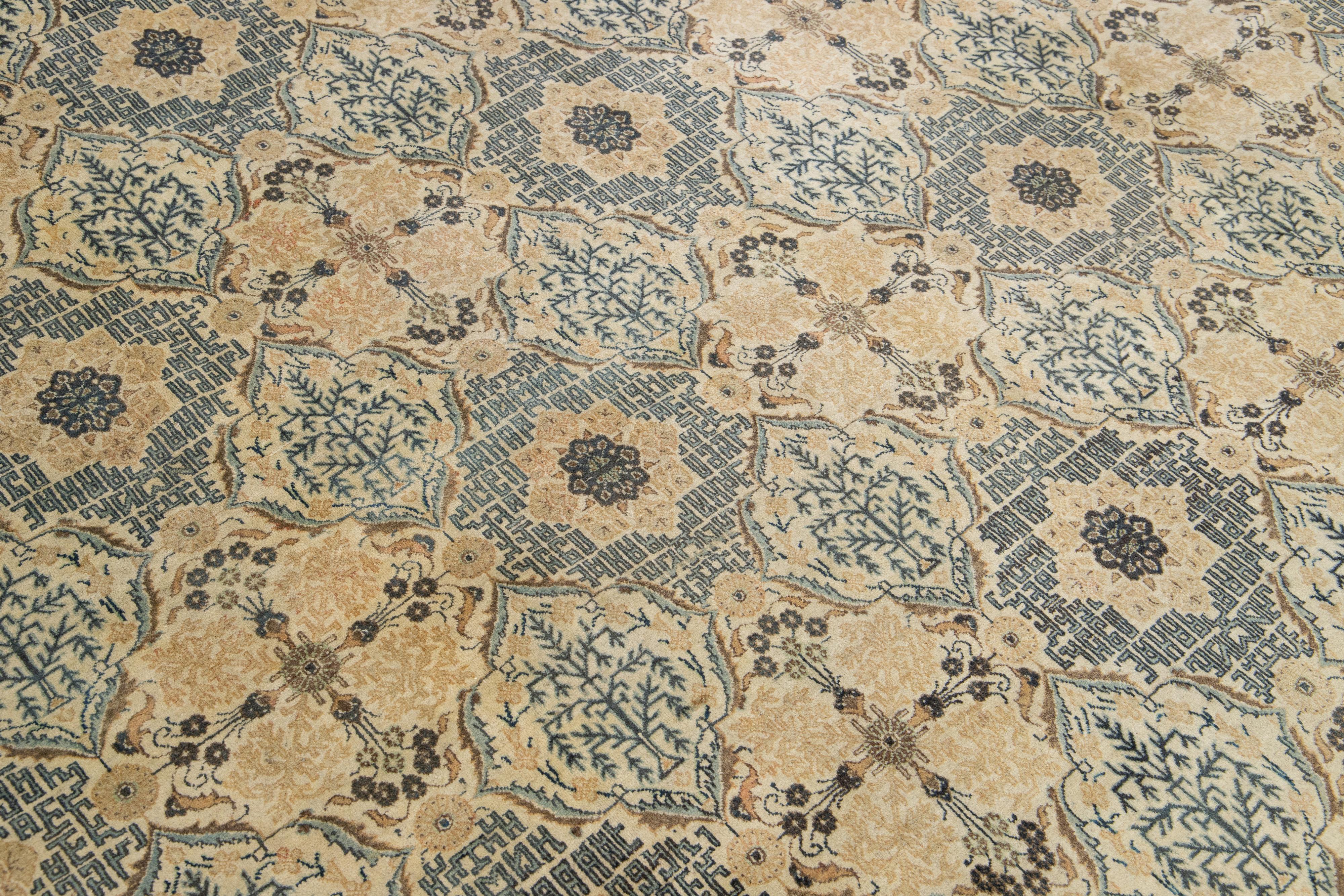 Handgefertigter antiker Kashan Wollteppich in Beige (Handgeknüpft) im Angebot