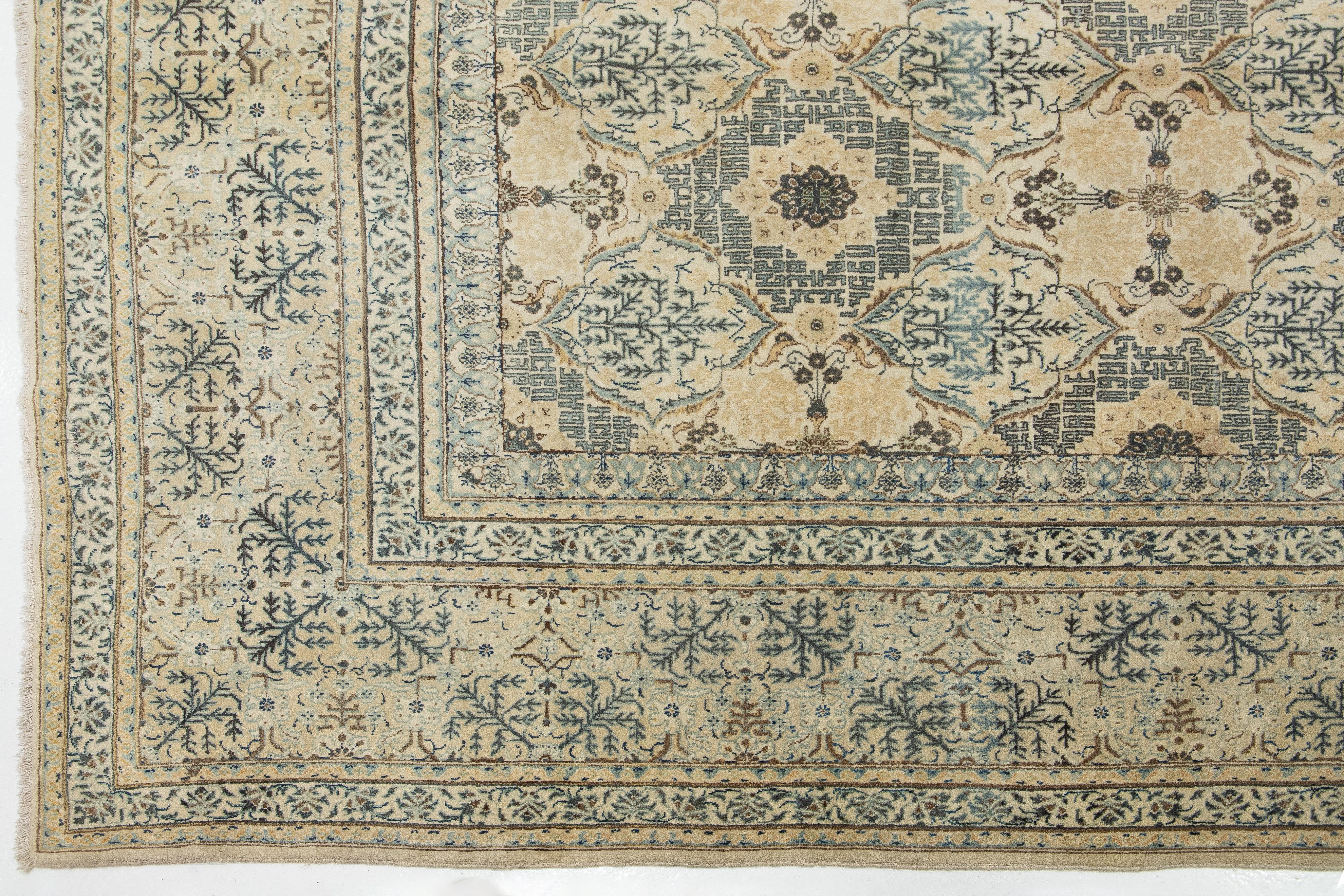 Handgefertigter antiker Kashan Wollteppich in Beige (20. Jahrhundert) im Angebot