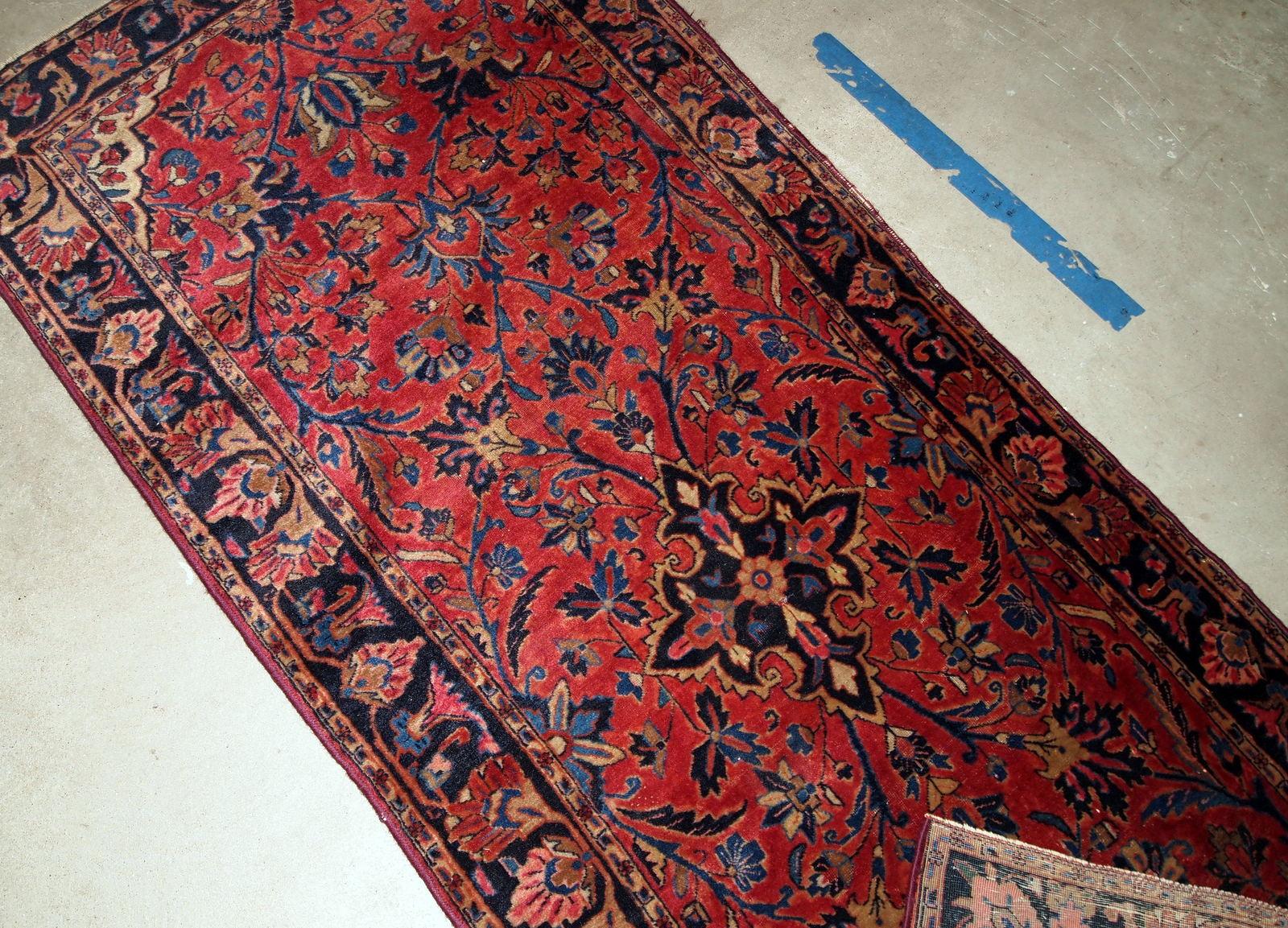 Handgefertigter antiker Kashan-Teppich vom Anfang des 20. Jahrhunderts. Dieser fein gewebte Teppich ist in gutem Originalzustand.

- Zustand: original gut,

- um 1900,

- Größe: 2,5' x 7,4' (76cm x 225cm),

-Material: