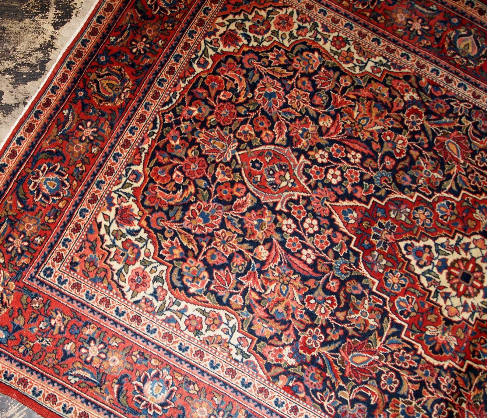 Tappeto Kashan antico fatto a mano con disegno floreale tradizionale. Il tappeto è in buone condizioni originali e risale all'inizio del XX secolo.

Condizione: originale buona,

-circa: anni '1910,

-Dimensioni: 4,1' x 6,2' (125 cm x 189
