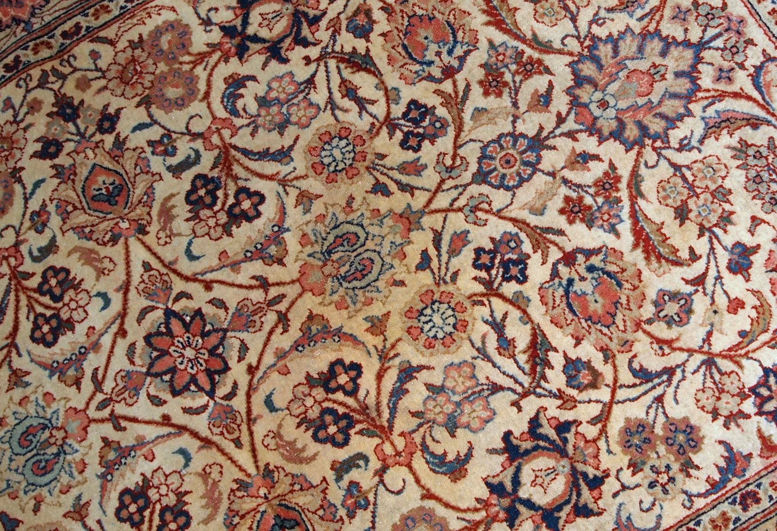 Tappeto Kashan antico fatto a mano nella tonalità chiara del beige. Il tappeto è in buone condizioni originali e risale all'inizio del XX secolo.

Condizioni: originali buone,

circa 1910,

Dimensioni: 4,1' x 6,3' (125 cm x 192