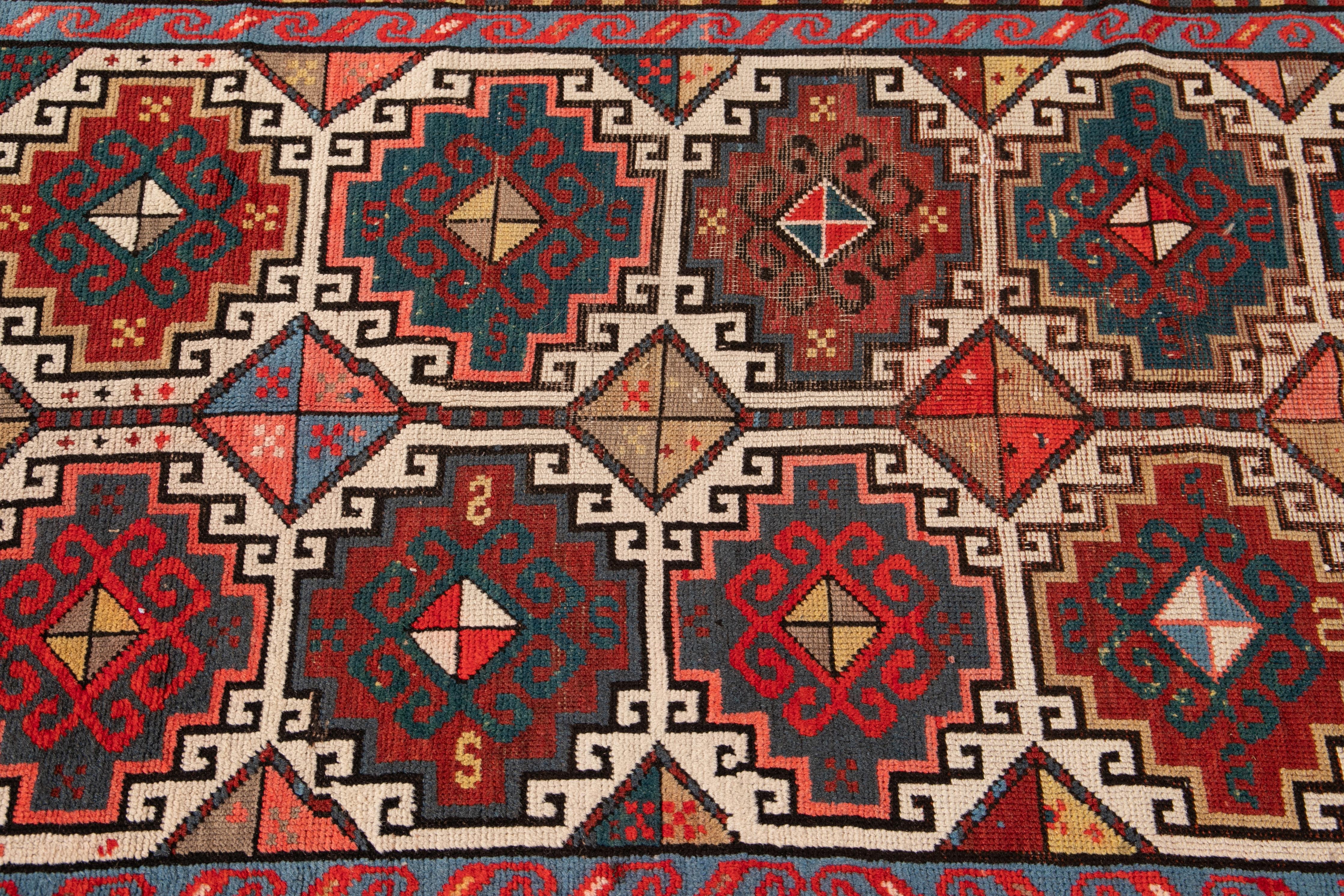 Perse Tapis Kazak Gallery fait à la main avec un motif géométrique multicolore en vente