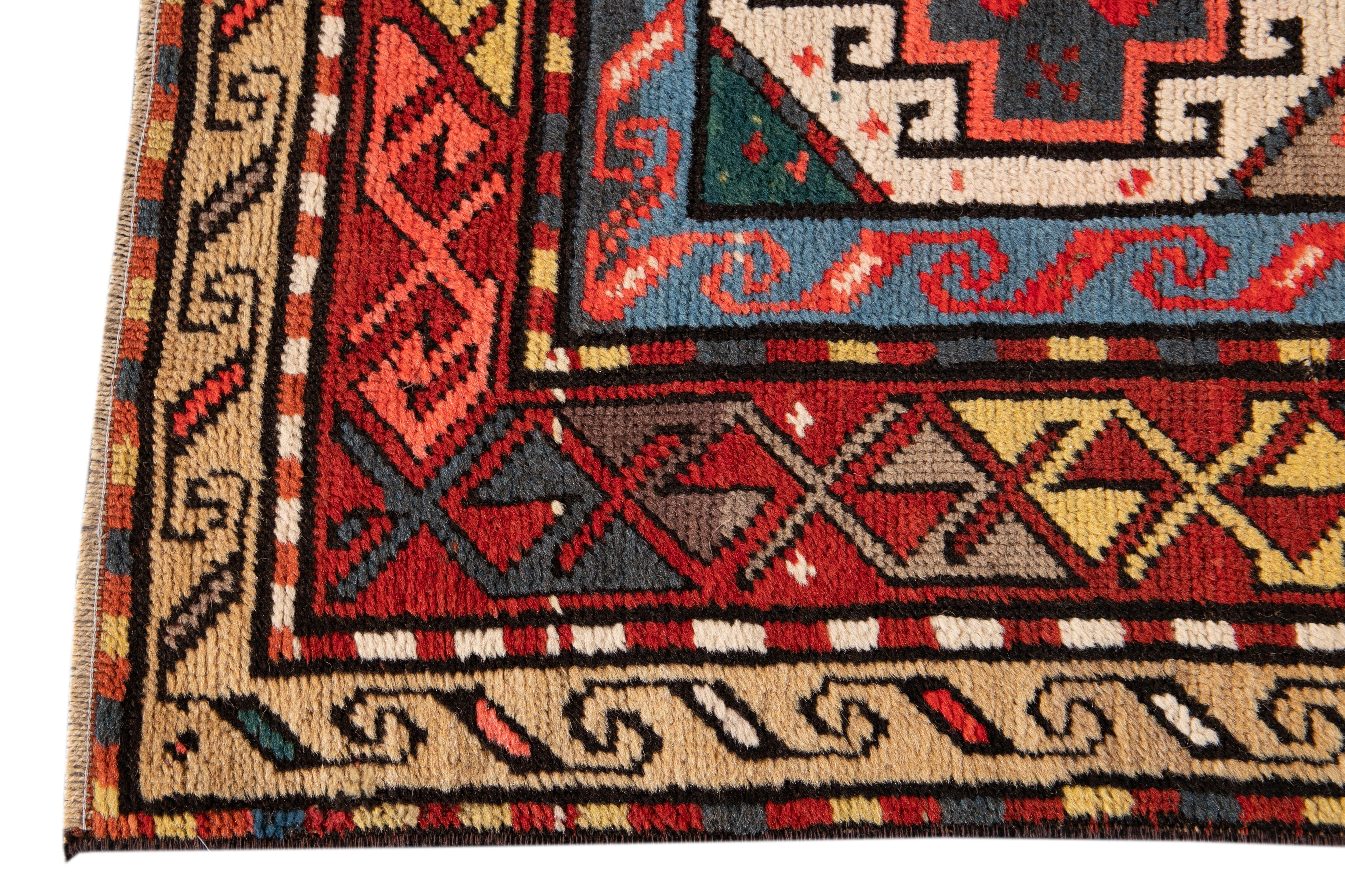 Noué à la main Tapis Kazak Gallery fait à la main avec un motif géométrique multicolore en vente