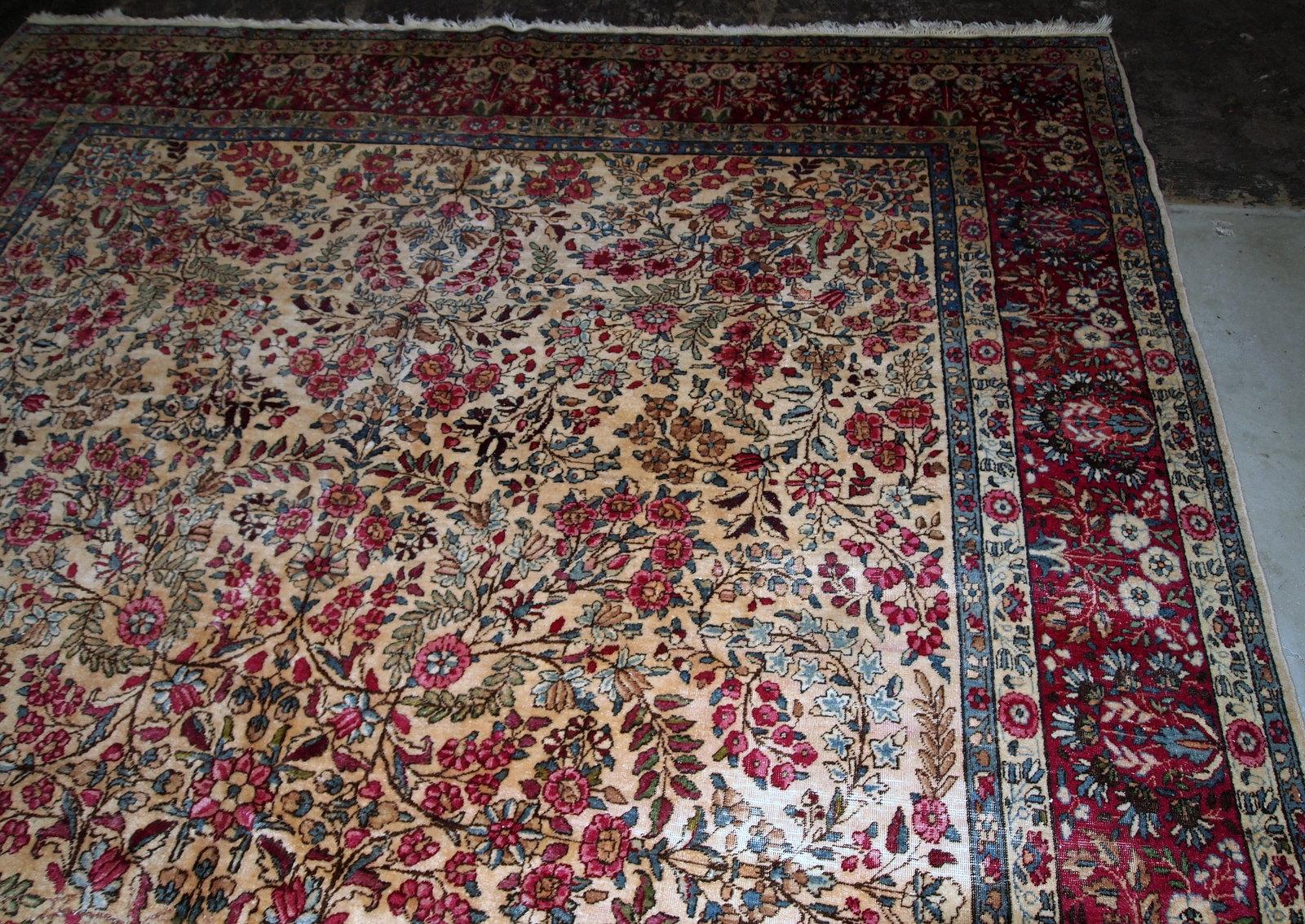 Antique handmade Kerman lavar style rug in beige shade. The rug is from the beginning of 20th century in original condition, it has some low pile.

   