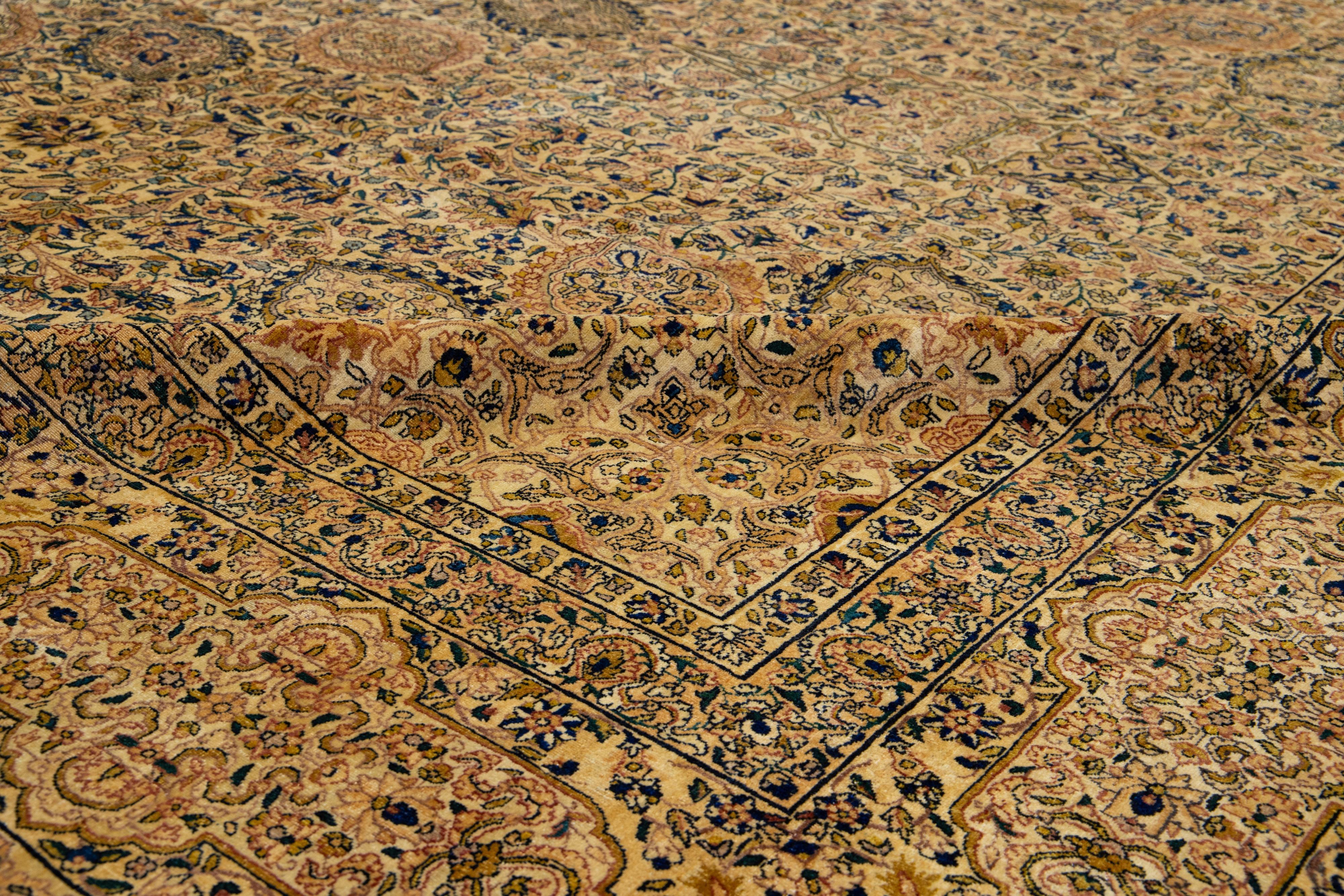 Tapis persan Kerman ancien fait à la main en brun clair avec un motif de rosette en vente 2