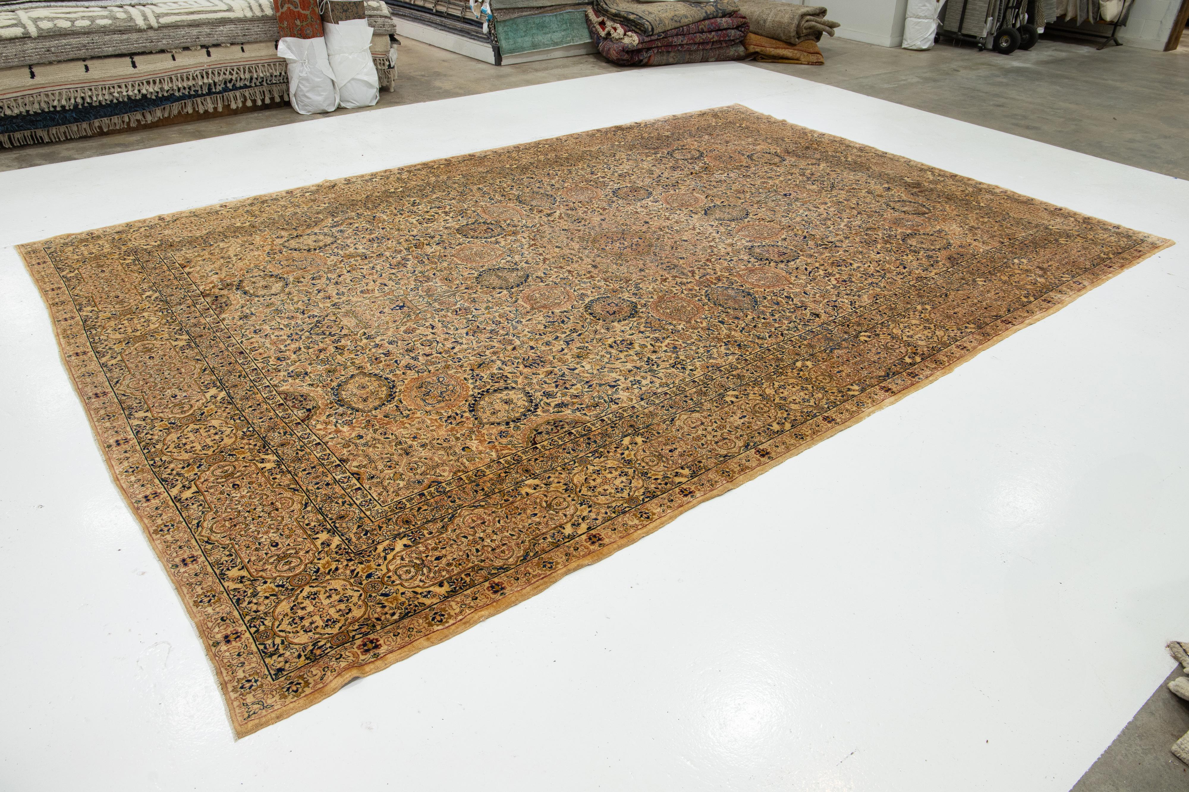 Kirman Tapis persan Kerman ancien fait à la main en brun clair avec un motif de rosette en vente
