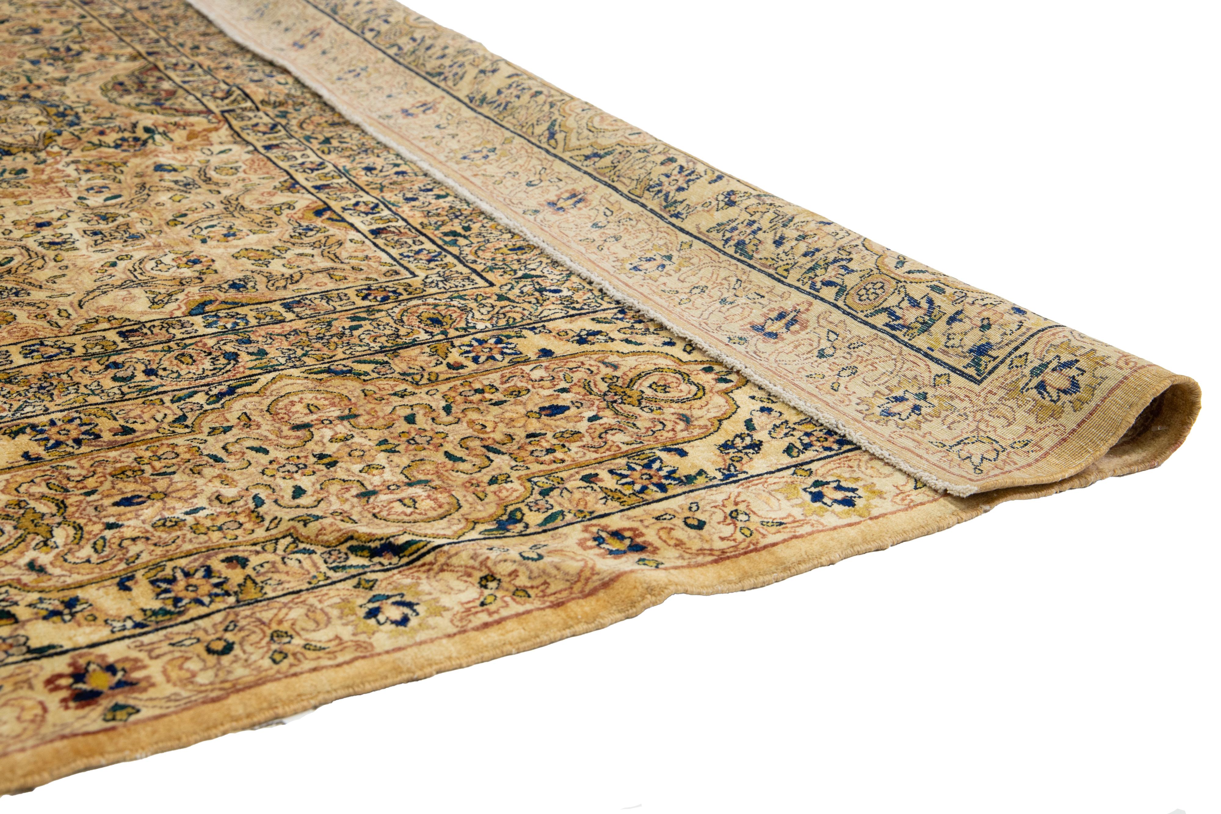 Perse Tapis persan Kerman ancien fait à la main en brun clair avec un motif de rosette en vente