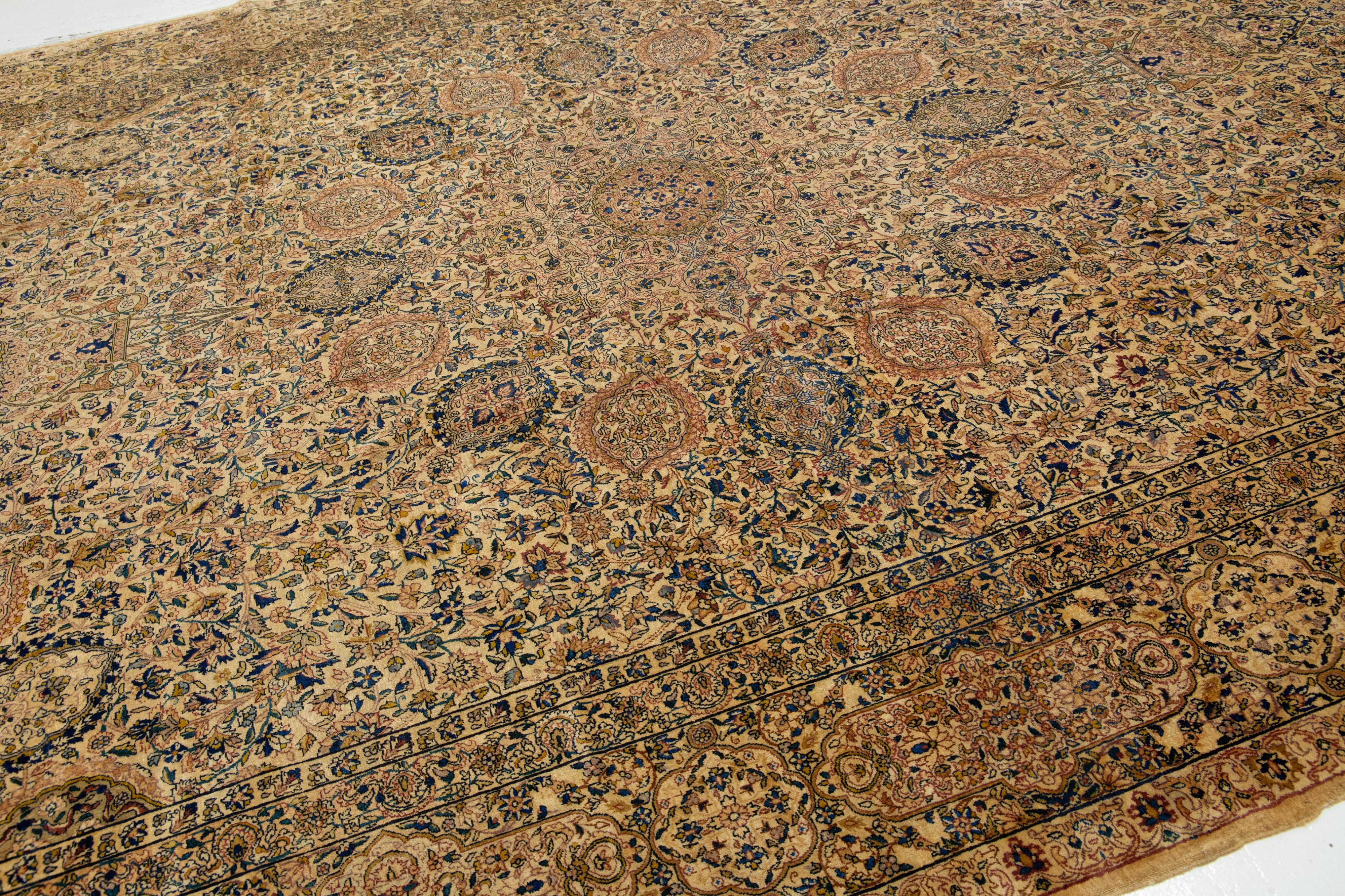 Noué à la main Tapis persan Kerman ancien fait à la main en brun clair avec un motif de rosette en vente