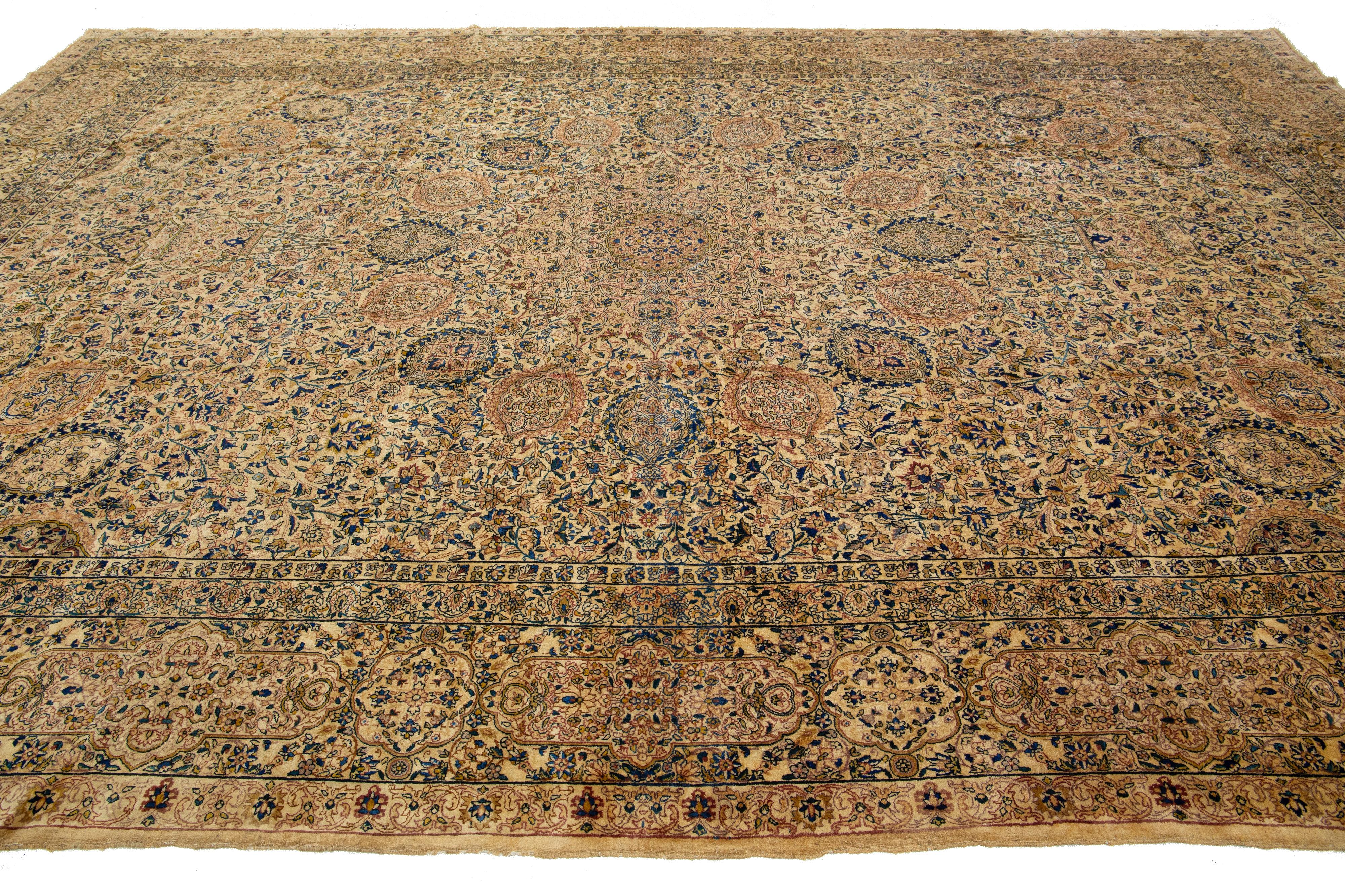 Tapis persan Kerman ancien fait à la main en brun clair avec un motif de rosette Excellent état - En vente à Norwalk, CT
