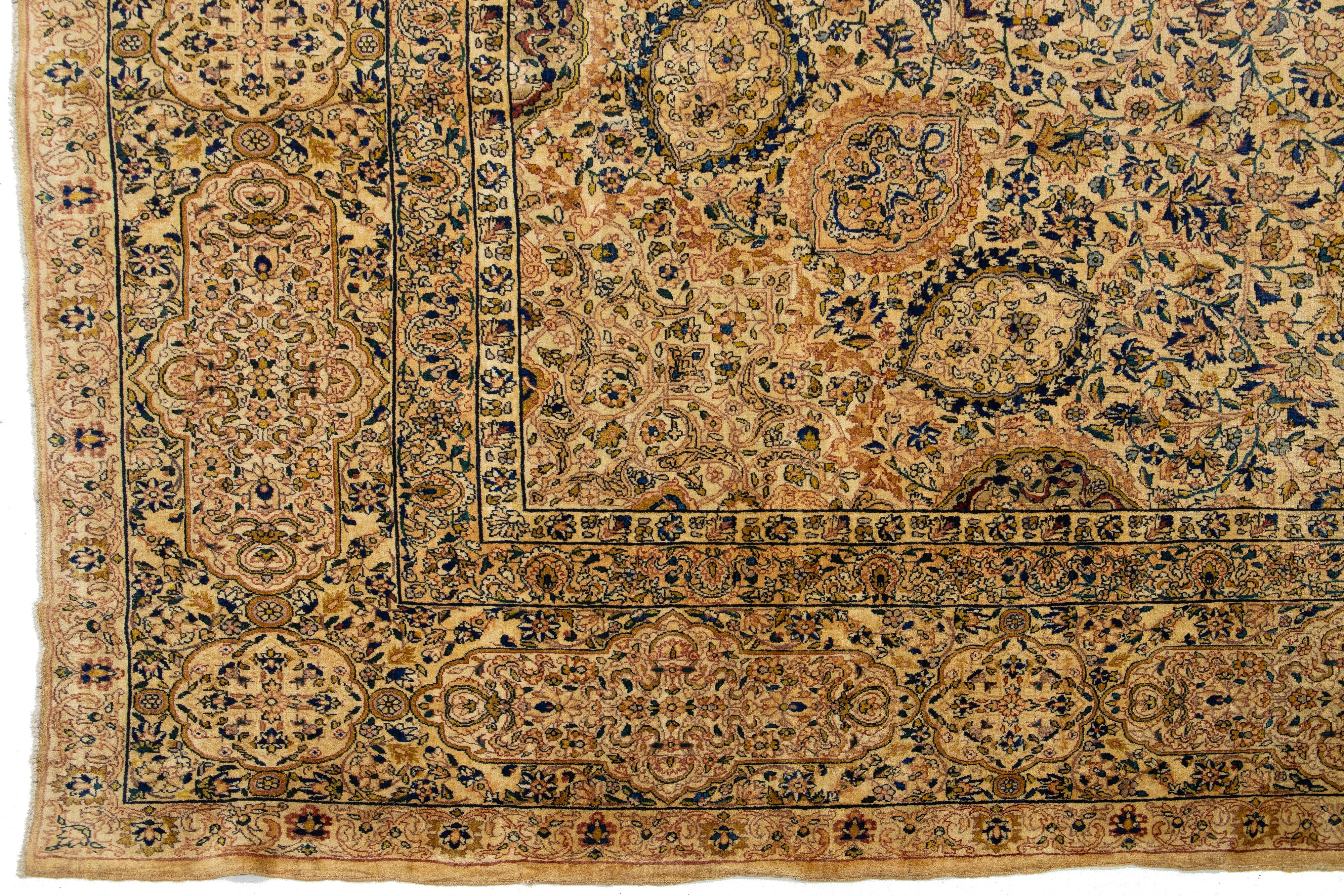 XIXe siècle Tapis persan Kerman ancien fait à la main en brun clair avec un motif de rosette en vente