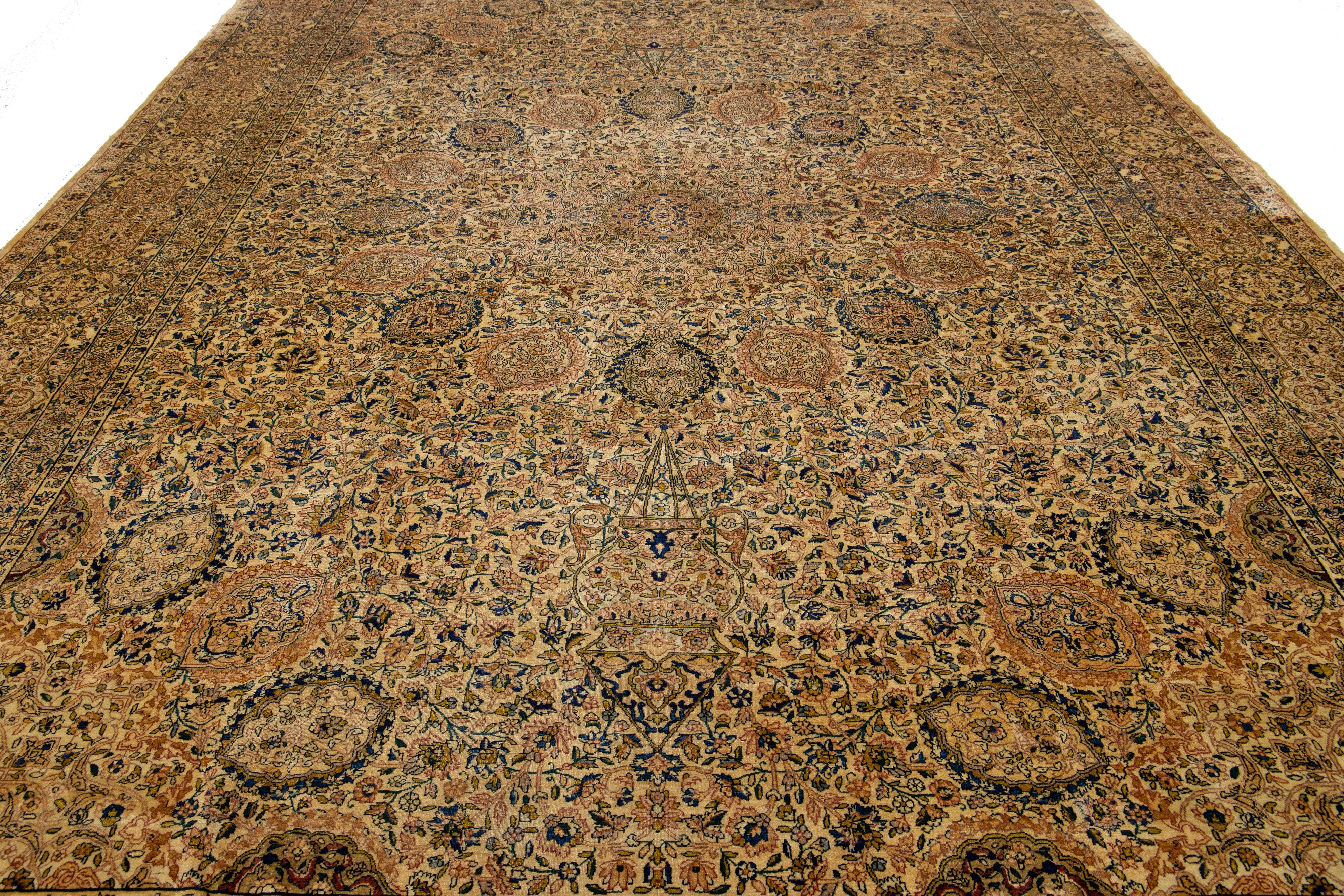 Laine Tapis persan Kerman ancien fait à la main en brun clair avec un motif de rosette en vente