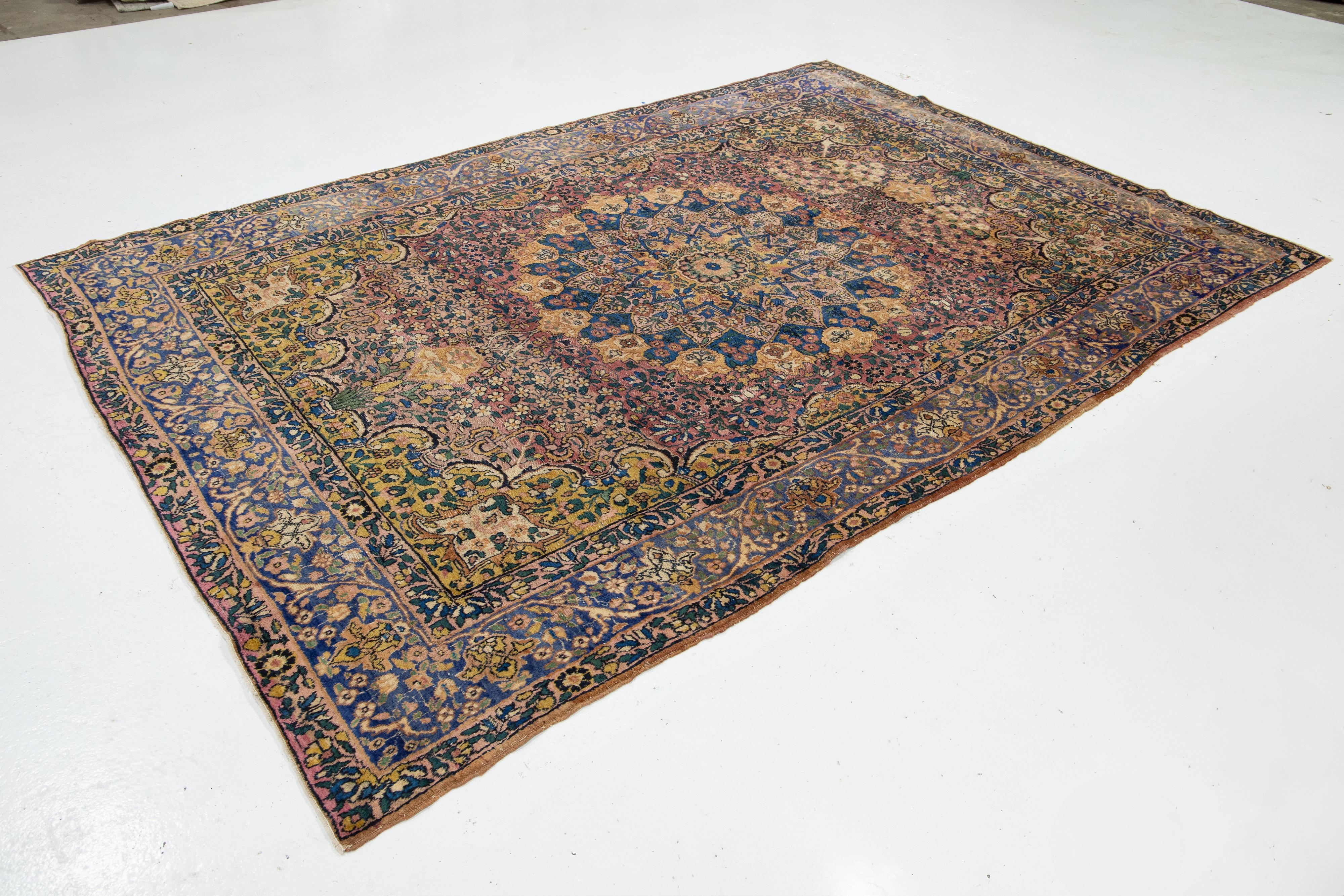 Kirman Tapis persan ancien Kerman fait à la main avec un motif de rosettes multicolore en vente
