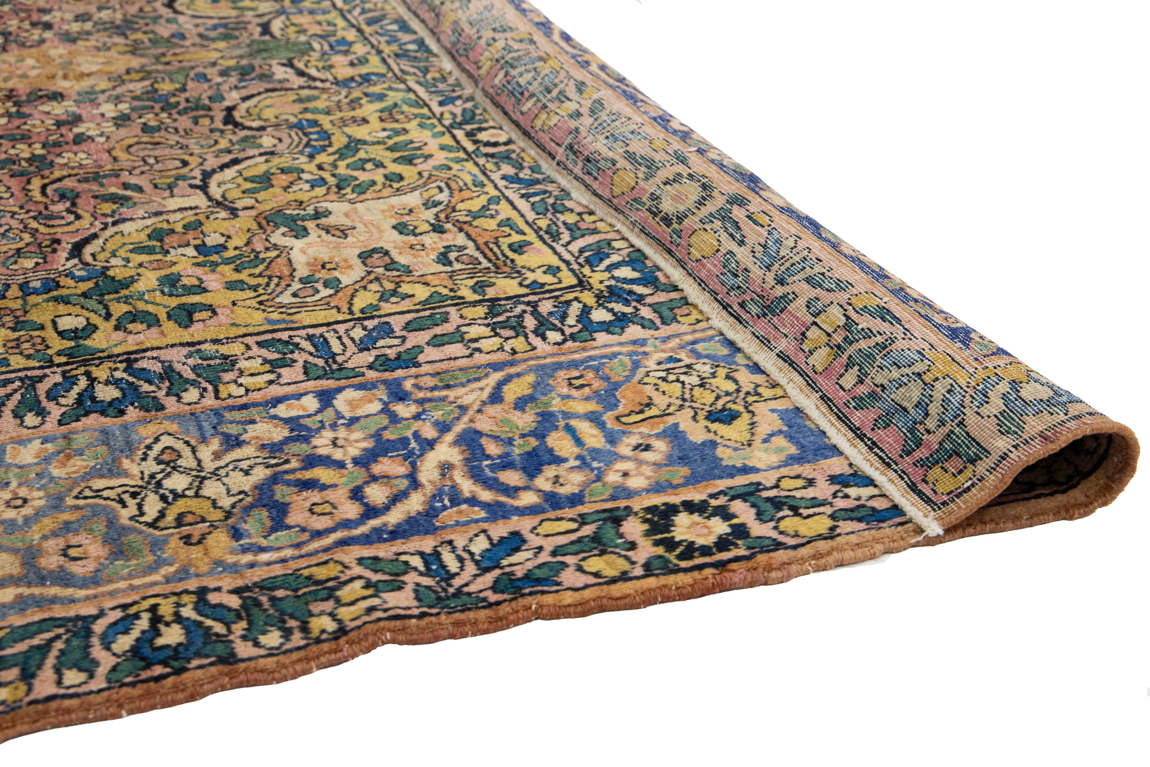 Perse Tapis persan ancien Kerman fait à la main avec un motif de rosettes multicolore en vente
