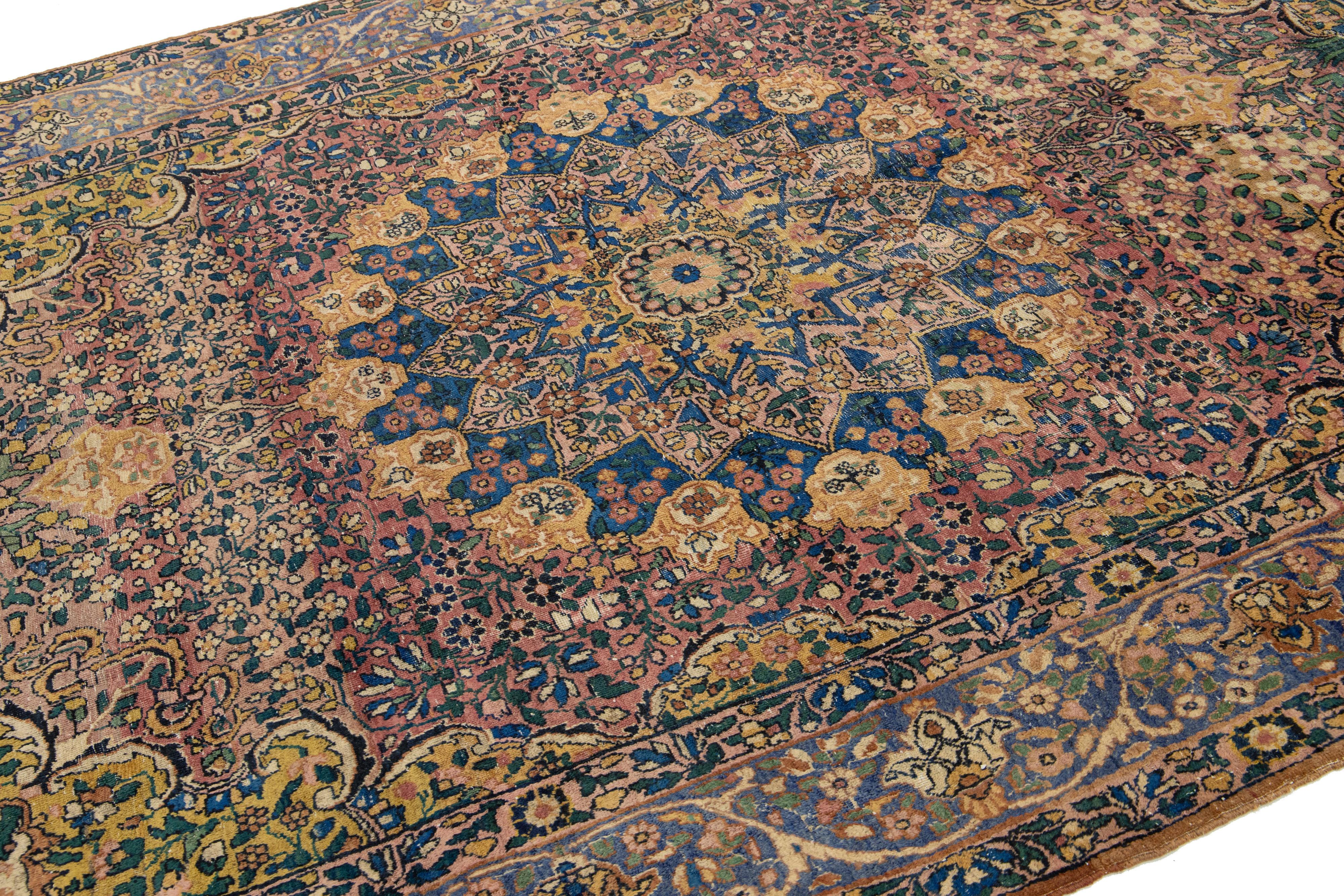 Noué à la main Tapis persan ancien Kerman fait à la main avec un motif de rosettes multicolore en vente