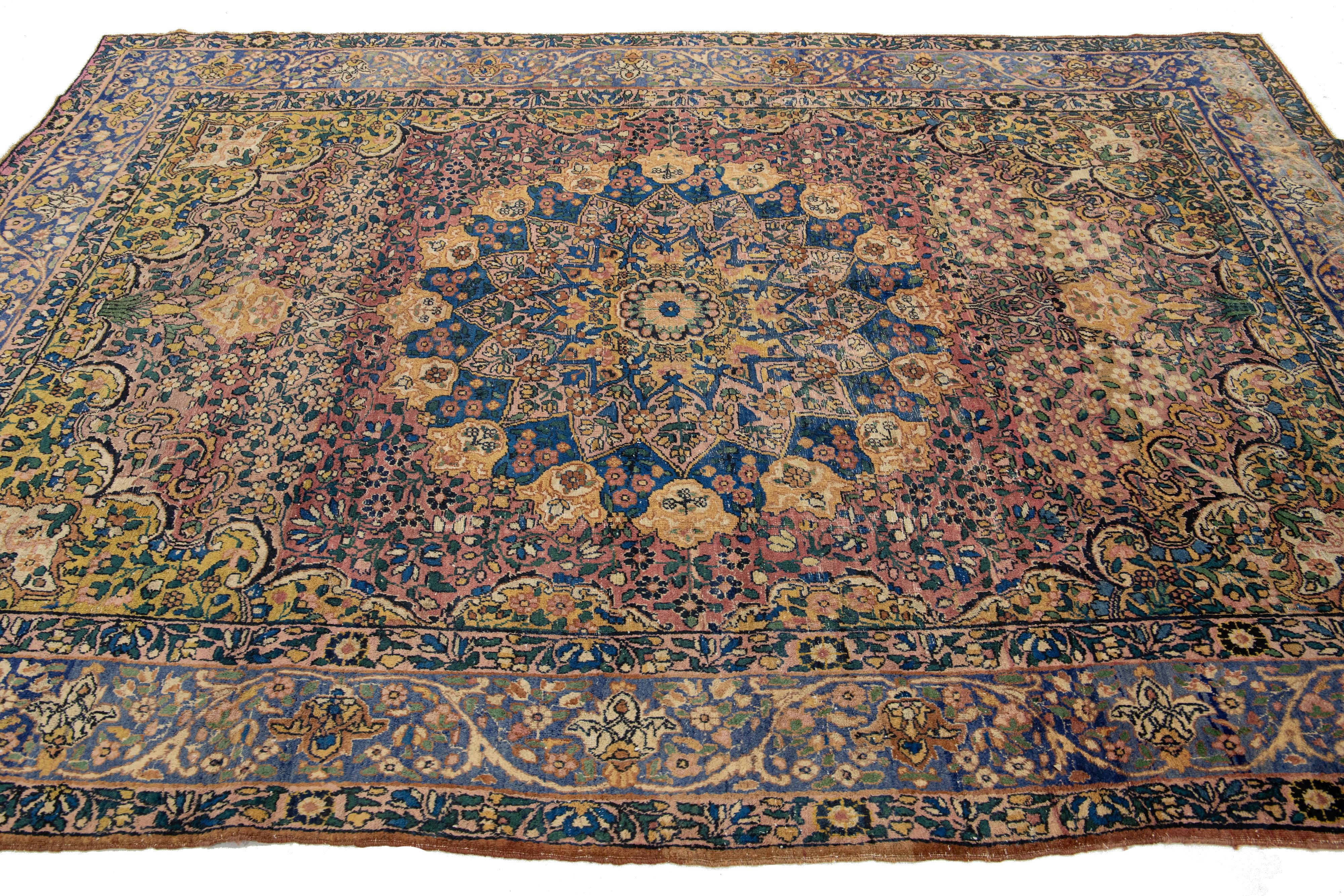Tapis persan ancien Kerman fait à la main avec un motif de rosettes multicolore Excellent état - En vente à Norwalk, CT