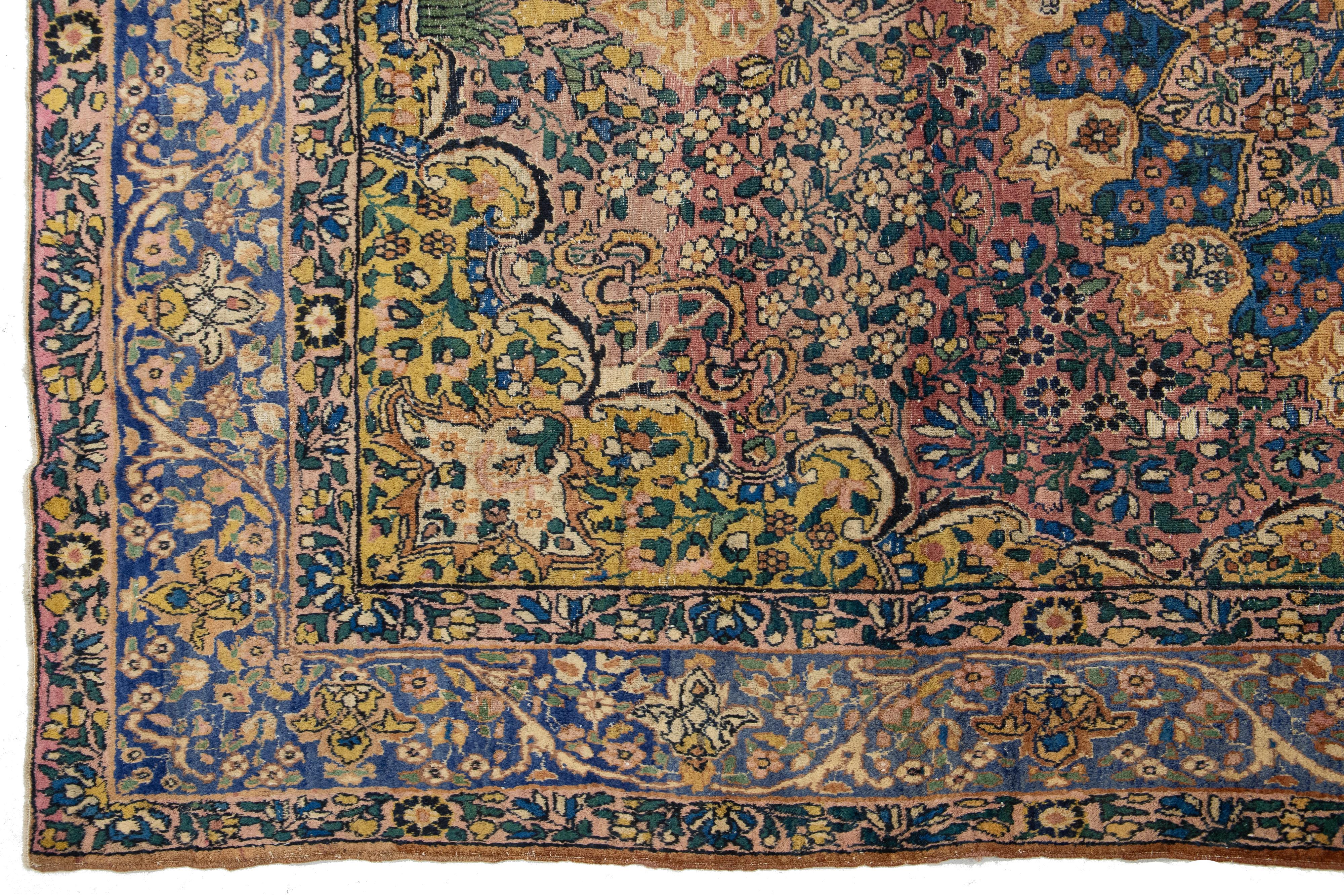 20ième siècle Tapis persan ancien Kerman fait à la main avec un motif de rosettes multicolore en vente