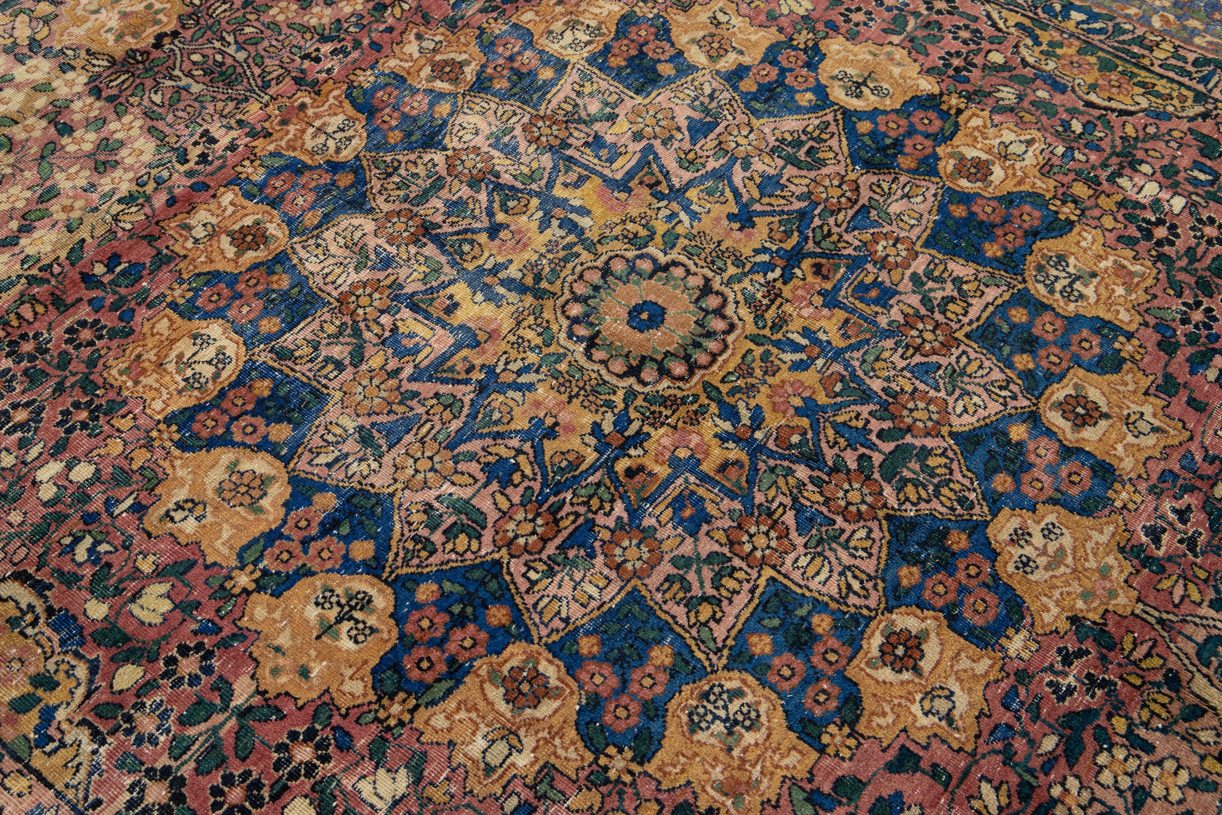 Tapis persan ancien Kerman fait à la main avec un motif de rosettes multicolore en vente 1