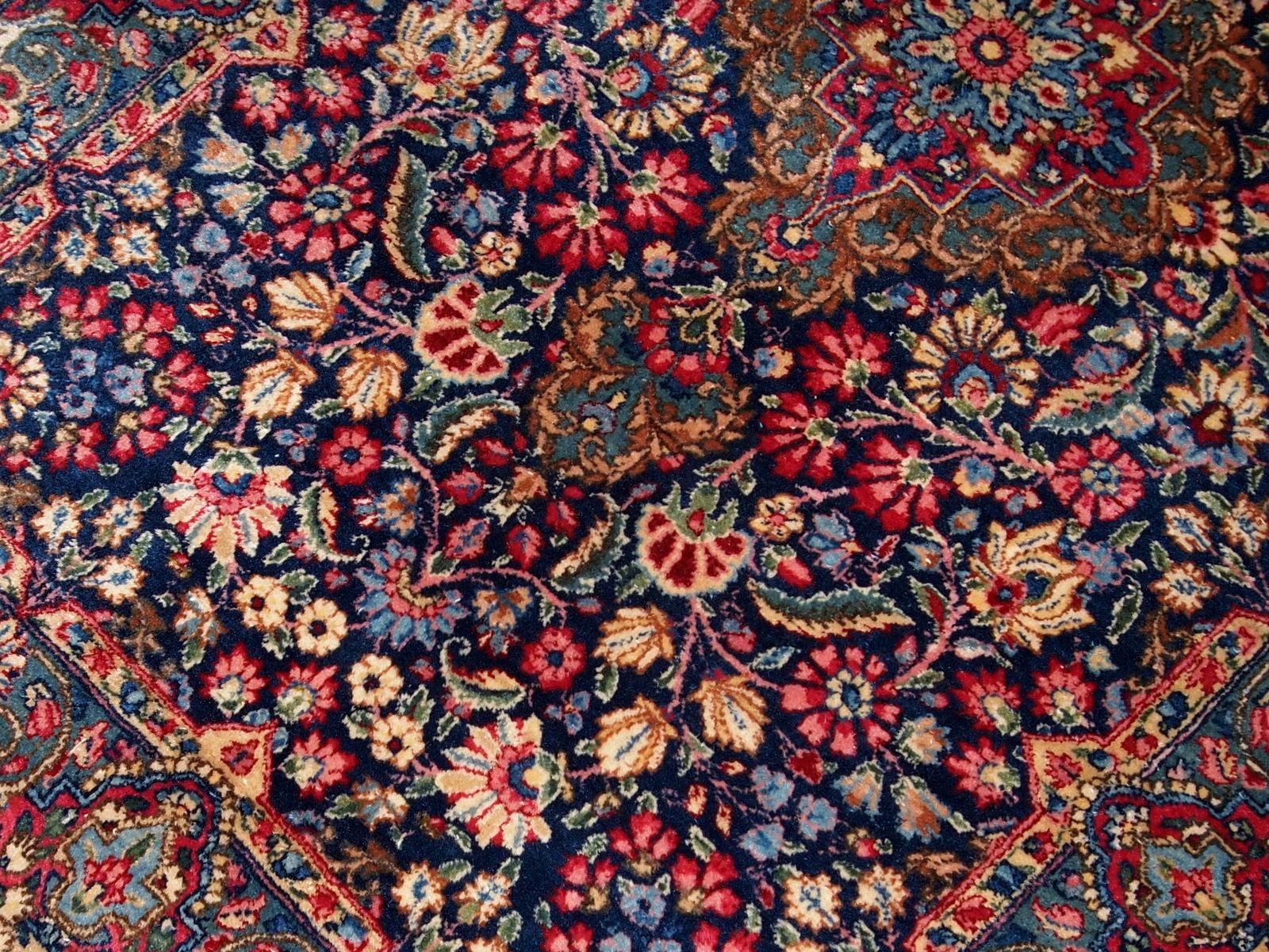 Handgefertigter antiker Teppich im Kerman-Stil, 1920er Jahre, 1B739 im Zustand „Gut“ im Angebot in Bordeaux, FR