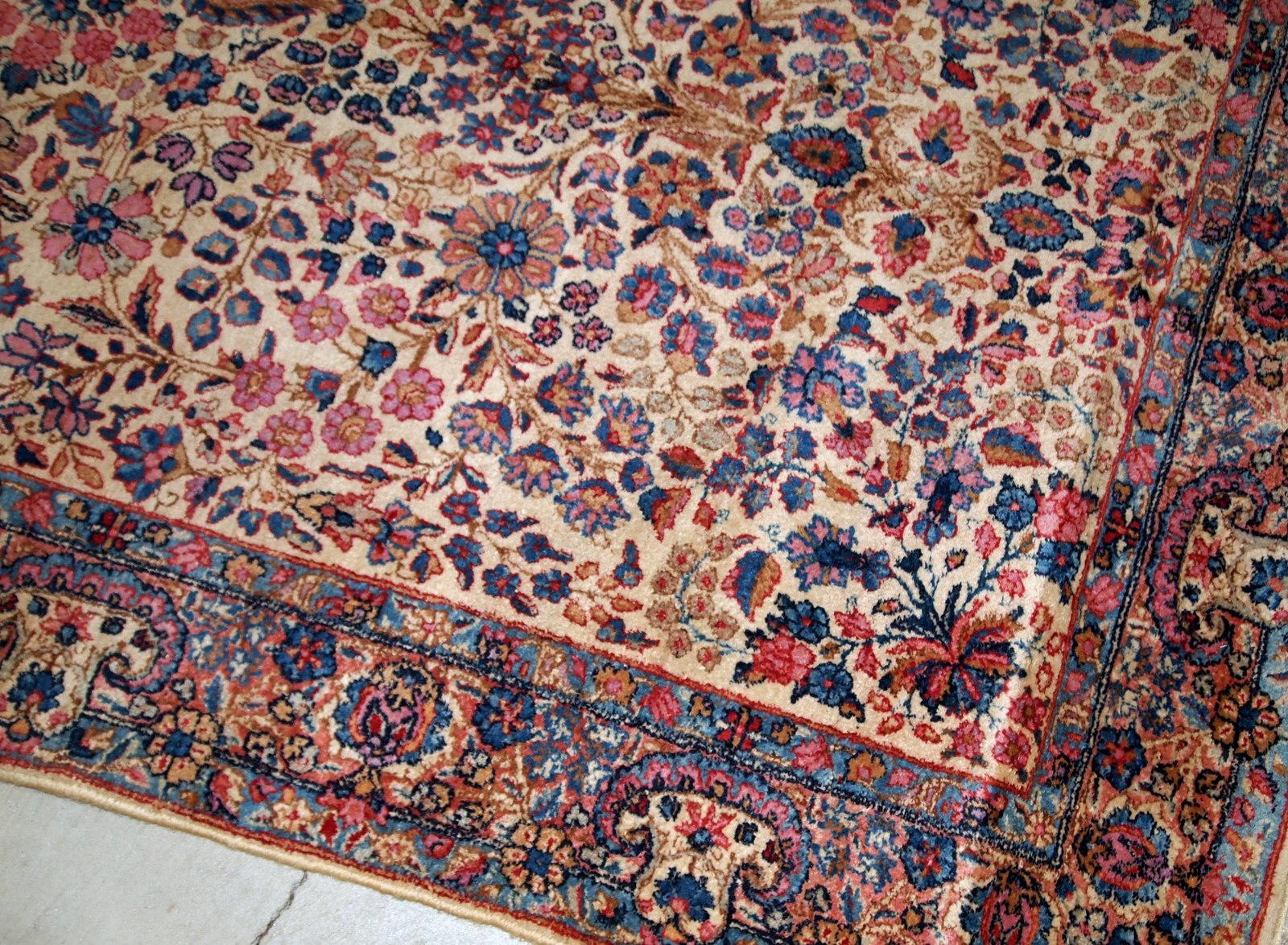 Handgewebter antiker Kerman-Teppich in gutem Originalzustand, aus dem Anfang des 20. Der Teppich ist in hellen Farbtönen gehalten und hat ein lebhaftes Blumenmuster.

-Zustand: Original gut,

-ca. 1920er Jahre,

-größe: 4,2' x 6,9' (128cm x