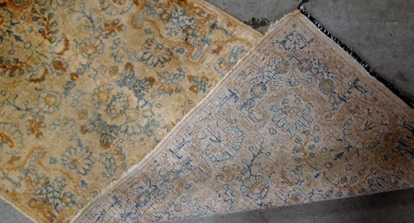 Tappeto antico fatto a mano in stile Kerman nei toni del beige e del blu cielo. Il tappeto risale all'inizio del XX secolo ed è in buone condizioni originali.

 