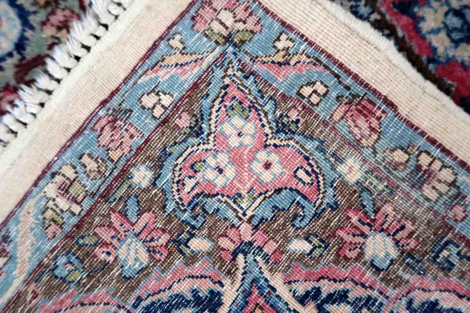 Handgefertigter antiker persischer Kerman-Teppich in bunten Farbtönen. Der Teppich ist mit einem lebhaften Blumenmuster versehen. Sie stammt vom Anfang des 20. Jahrhunderts und ist in gutem Originalzustand.

-zustand: original gut,

-etwa: