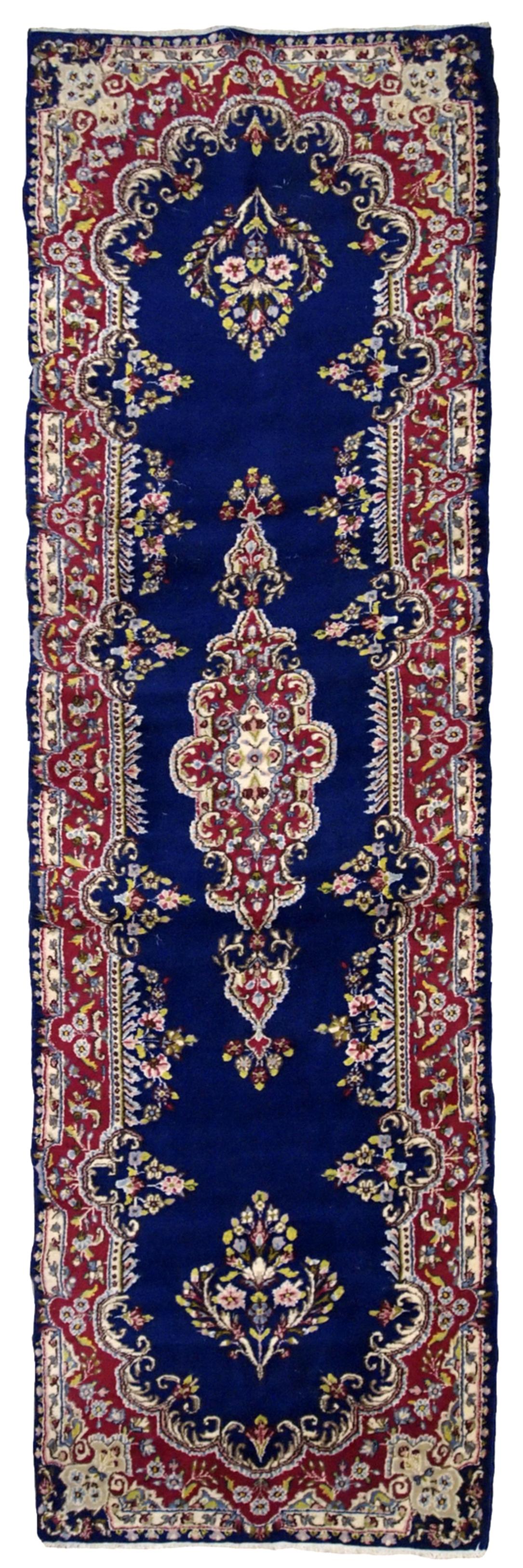 Handgefertigter antiker persischer Kerman-Läufer aus leuchtend blauer und roter Wolle. Der Läufer ist aus der Mitte des 20. Jahrhunderts und in gutem Originalzustand.

 