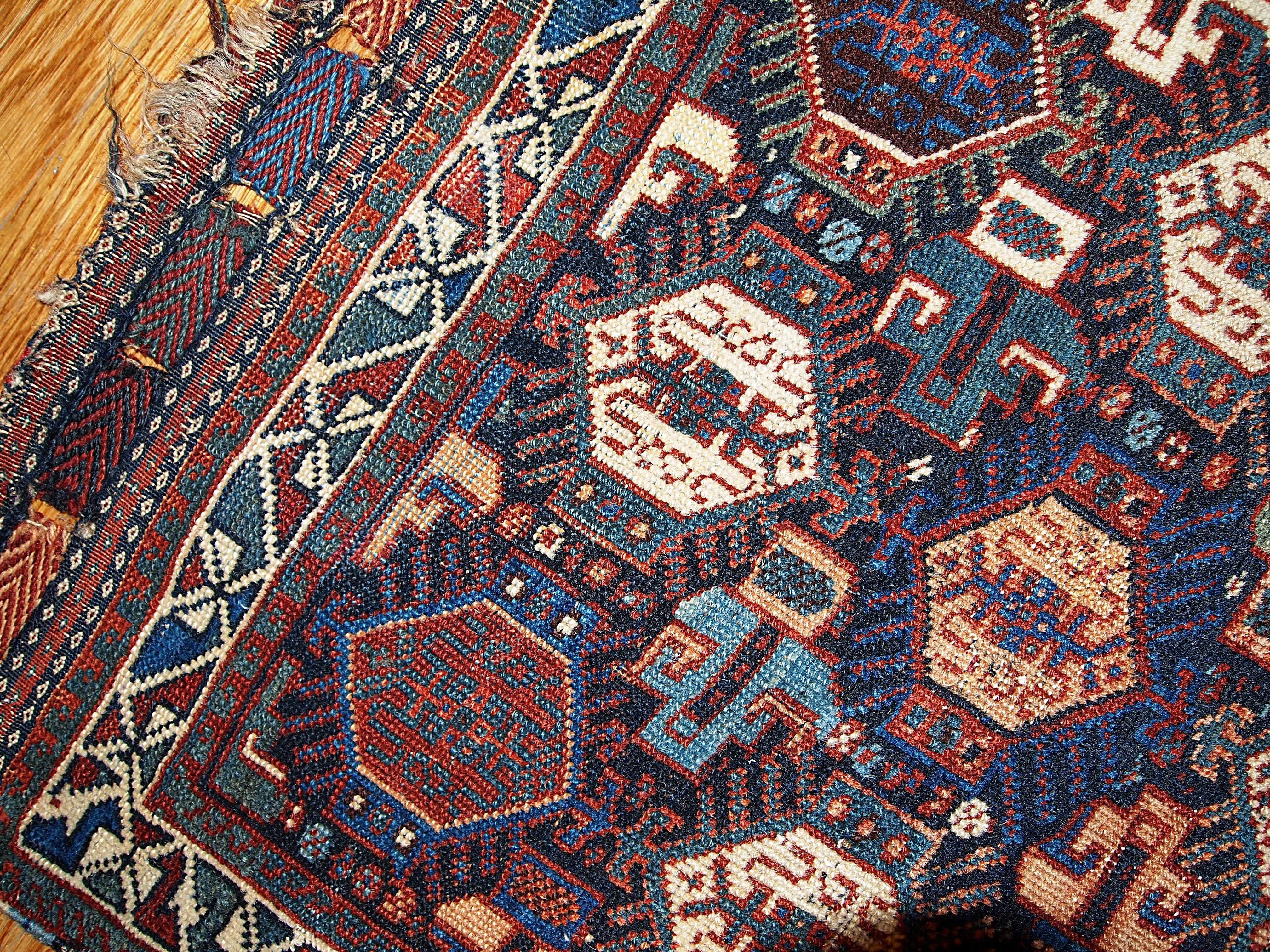 Sammeltasche im Khamseh-Stil mit den Maßen 1,9' x 1,11' (58cm x 67cm) in marineblauen, weißen und burgunderroten Farbtönen. Dieses Sammlerstück ist in gutem Originalzustand.