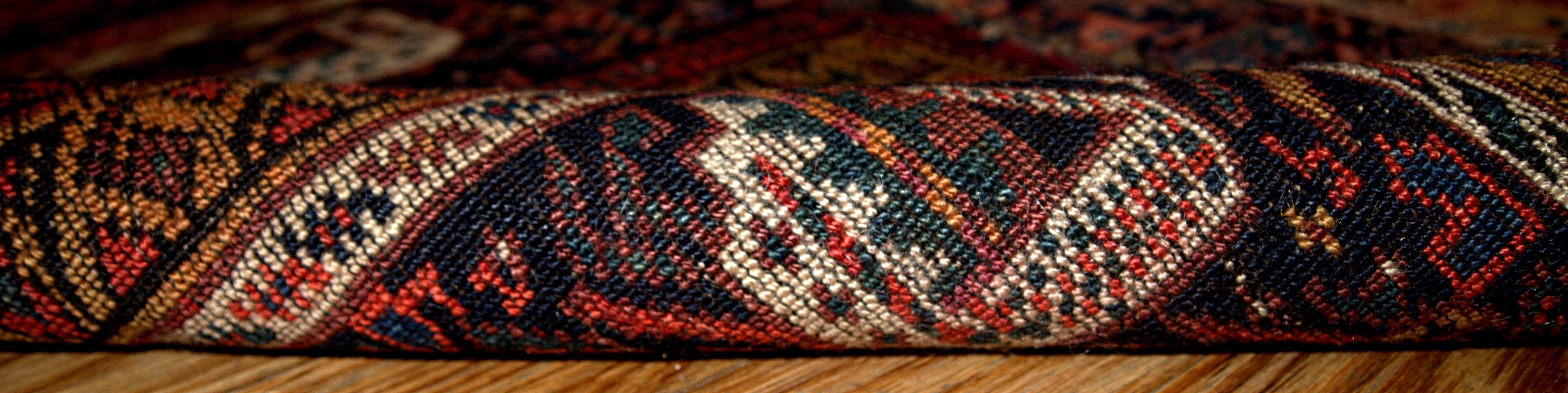 Handgefertigte antike Sammlertasche im kurdischen Stil mit den Maßen 1,9' x 2,6' (58cm x 79cm) in gutem Originalzustand. Nachtblaues Feld und dekoratives Tribal-Muster in weißen und roten Farbtönen.