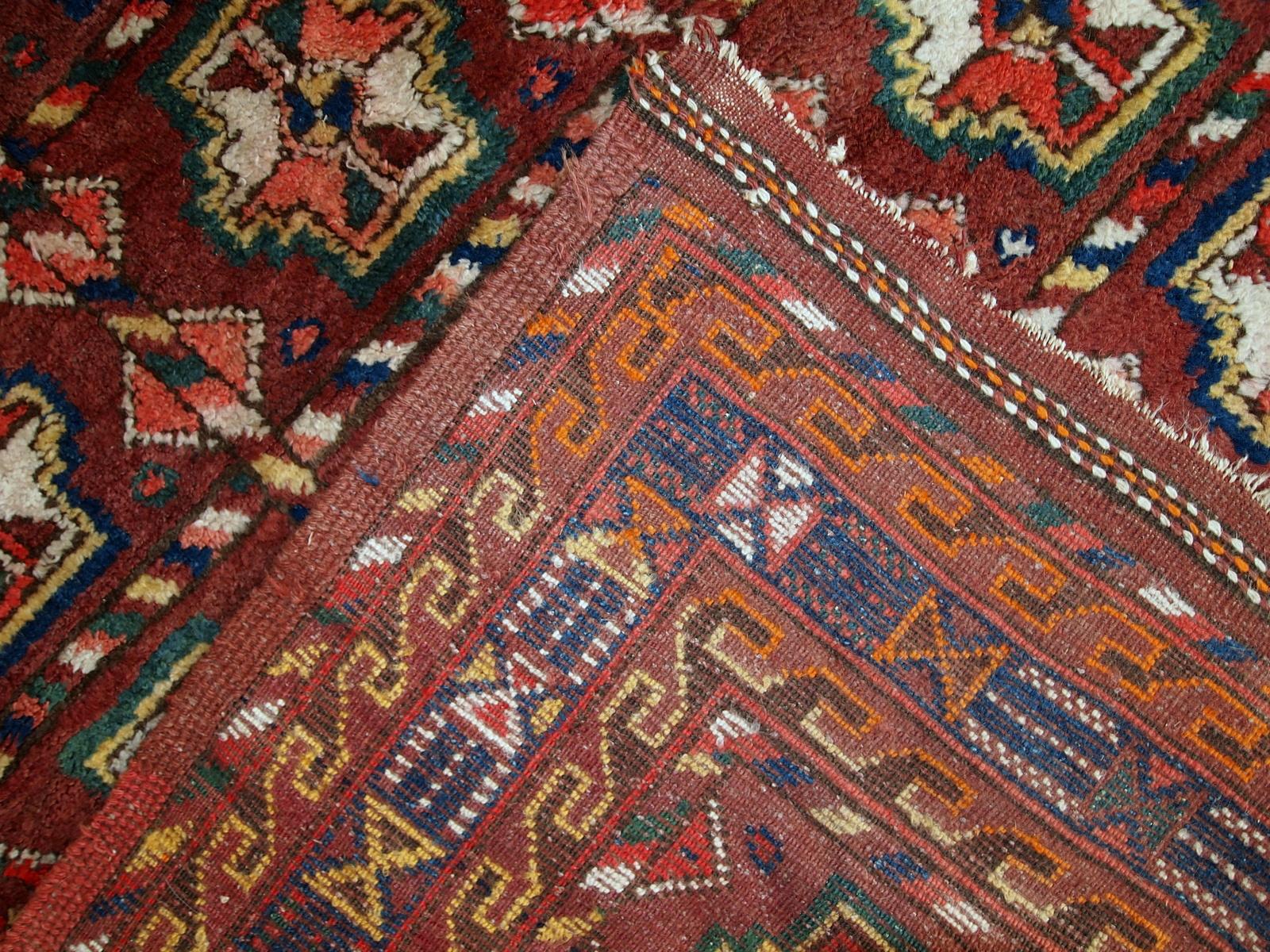 Questo antico tappeto curdo è realizzato in una profonda tonalità di bordeaux. Design all-over con accenti geometrici e tribali. La lana del tappeto è morbida, è in buone condizioni originali.

-condizione: originale buona,

-circa: anni