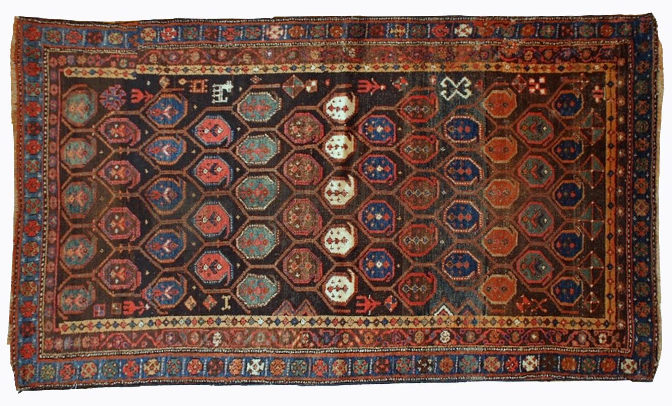 Antiker Teppich im kurdischen Stil in schokoladenbraunem Farbton mit sich wiederholendem Muster. Dieser Teppich ist in einem guten Originalzustand. Maße: 3.10' x 5.9' (120cm x 179cm).