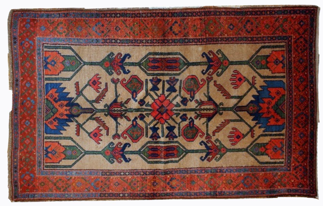 Tapis ancien de style kurde en couleur de fond brun clair. Motif tribal très primitif avec de grands ornements. Le tapis est en bon état d'origine. Mesures : 4' x 6' (122cm x 183cm).
 