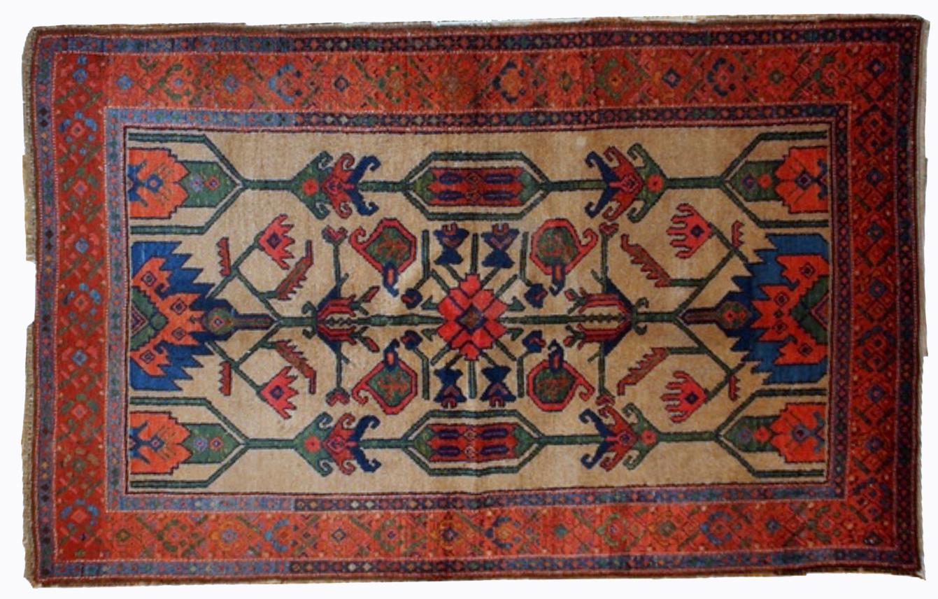 Tappeto antico in stile curdo con sfondo marrone chiaro. Un disegno tribale molto primitivo con grandi ornamenti. Il tappeto è in buone condizioni originali. Misure: 4' x 6' (122 cm x 183 cm).
 