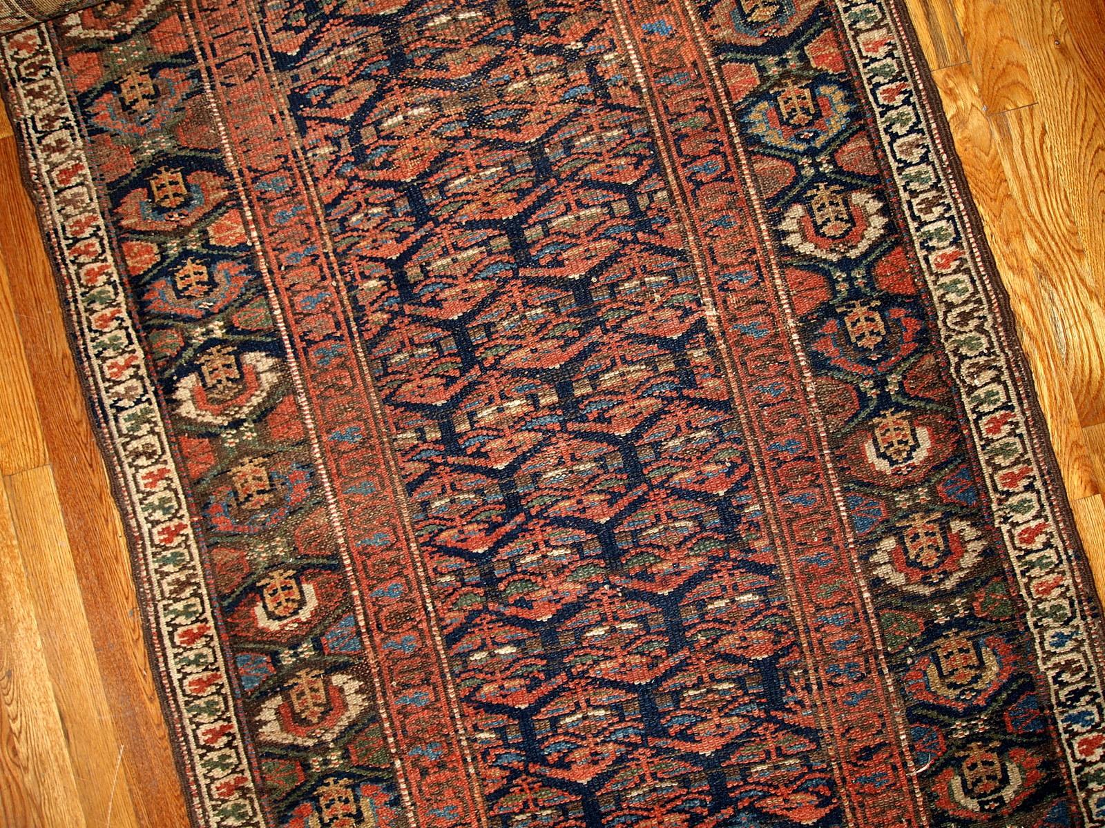 Chemin de table ancien de style kurde, fait à la main, dans les tons bleu marine et rouge. Le tapis est du début du 20ème siècle en bon état d'origine.

-état : original bon,

-circa : 1900s,

-taille : 3.3' x 11.7' ( 100cm x 356cm