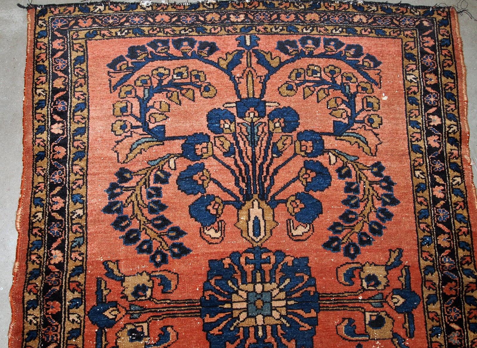Handmade antique Lilihan style rug in red color. The rug is from the beginning of 20th century in original condition, the end are missing and it has some low pile.

-Condition: original, the ends are missing, some low pile,

-circa