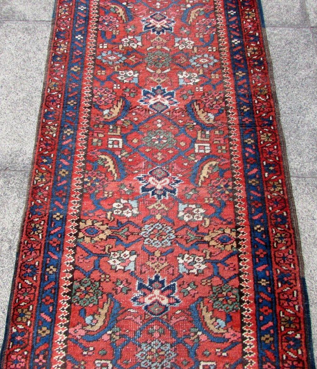 Handmade vintage Mahal style narrow runner in red wool. It is from the beginning of 20th century in original condition, it has low pile.

-Condition: original, low pile,

-circa 1910s,

-Size: 2.7' x 12.4' (78cm x 370cm),

-Material: