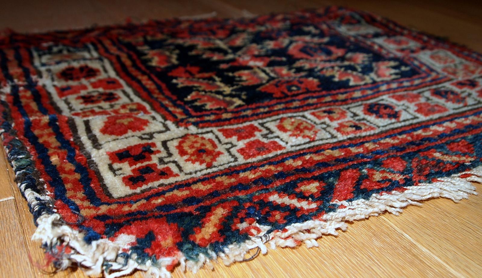 Cara de bolso Malayer antigua hecha a mano en estado original con algo de desgaste por la edad. La alfombra tiene un diseño tribal tradicional en tonos azul marino, blanco y rojo. Medidas: 1,4' x 1,8' (44 cm x 55 cm).