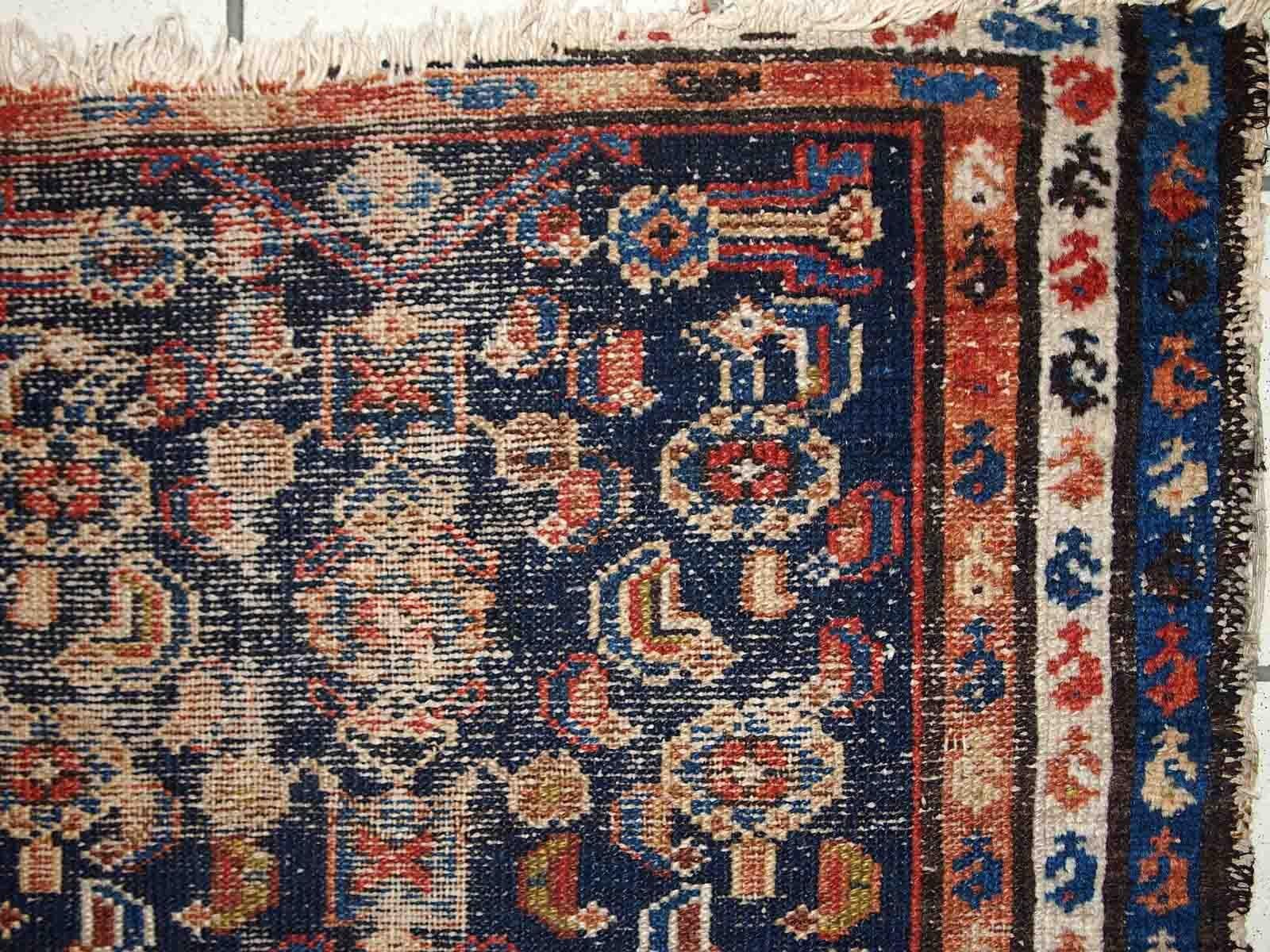 Handgefertigter antiker Teppich aus dem Nahen Osten in traditionellem Design. Der Teppich stammt aus dem Anfang des 20. Jahrhunderts und ist in schlechtem Zustand. 

-zustand: notleidend,

-um: 1900,

-größe: 2,8' x 3' (87cm x
