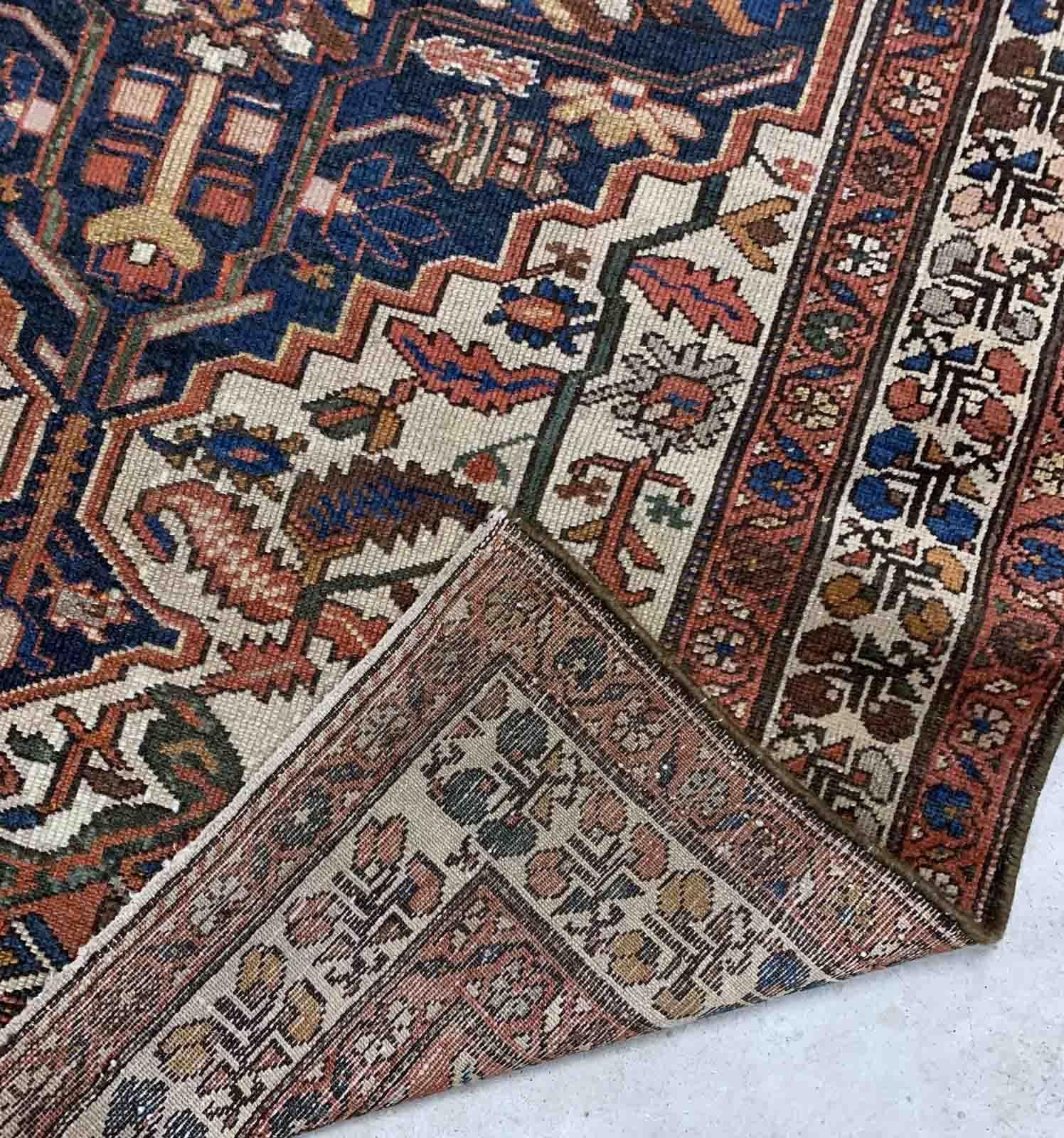 Handgefertigter antiker Malayer-Teppich aus dem Nahen Osten in traditionellem Design. Der Teppich stammt vom Anfang des 20. Jahrhunderts und ist in gutem Originalzustand.

-zustand: original gut,

-um: 1920er Jahre,

-größe: 4,1' x 6,2' (125cm