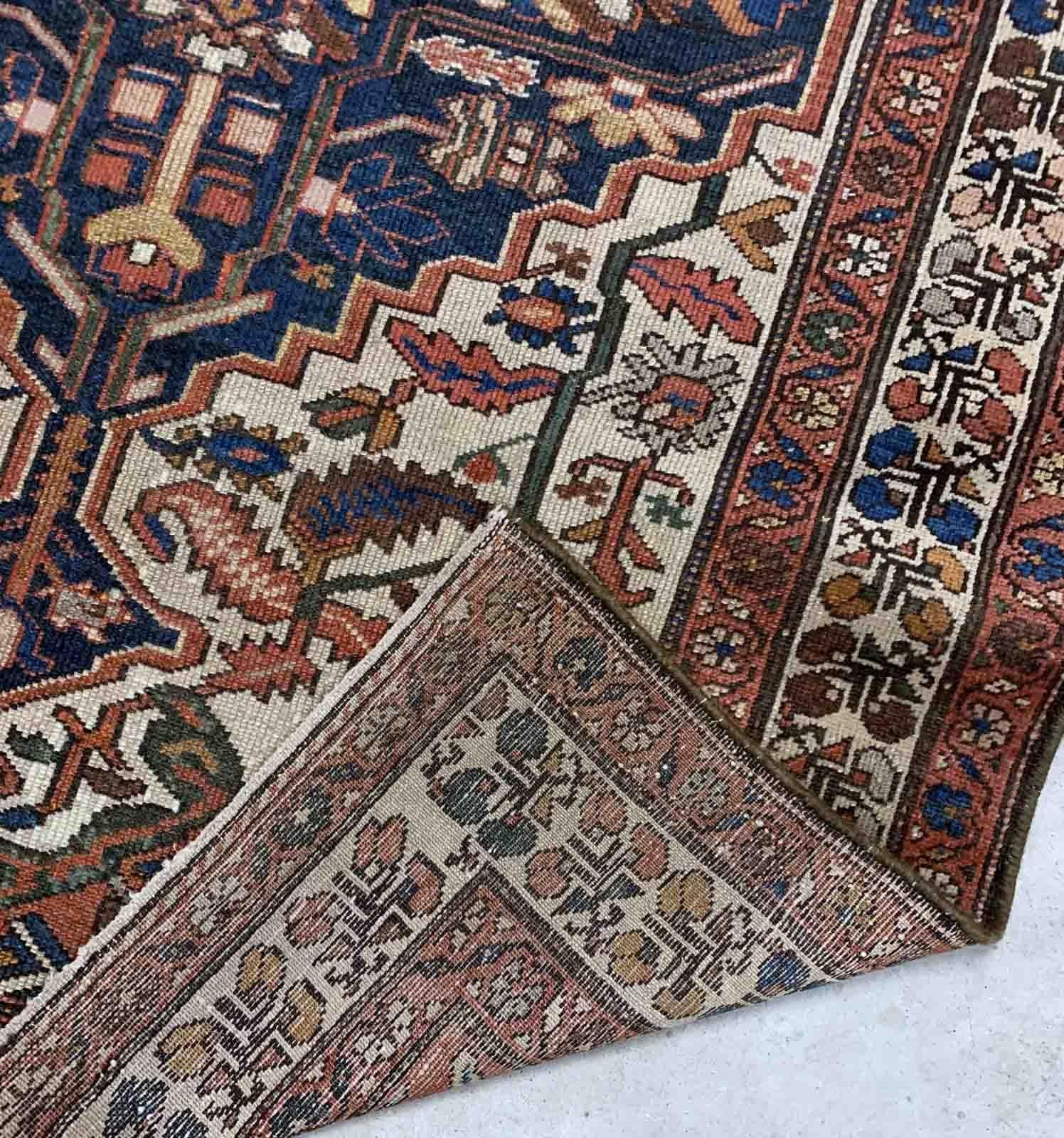 Tapis Malayer ancien du Moyen-Orient, fait à la main, de conception traditionnelle. Le tapis est du début du 20ème siècle en bon état d'origine.

-état : original bon,

-vers les années 1920,

-taille : 4,1' x 6,2' (125cm x