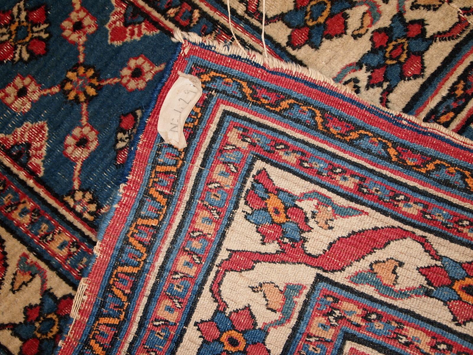 Handgefertigter antiker persischer Mashad-Läufer im Originalzustand. Allover-Muster, in zwei Teile aufgeteilt. Der Blauton ändert sich von einer Seite zur anderen von dunkler zu heller. Es befindet sich in einem schlechten Zustand.

- Zustand:
