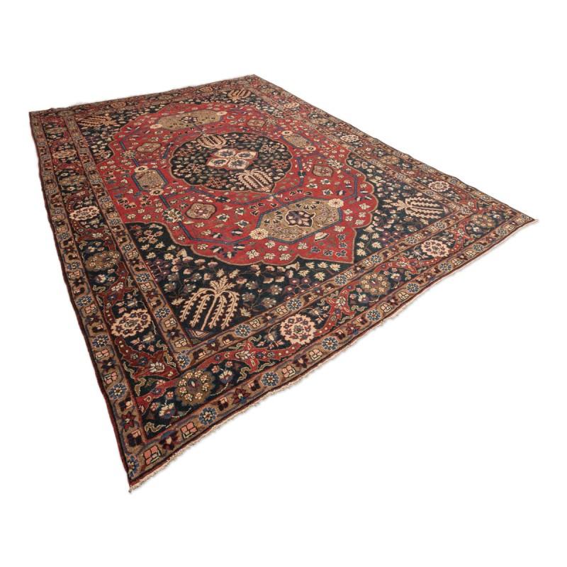 Hand-Knotted Handmade Antique Medallion Rug with Classic Design. 3, 85 x 2, 90 m For Sale