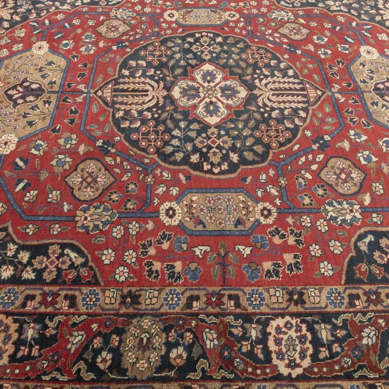 Handmade Antique Medallion Rug with Classic Design. 3, 85 x 2, 90 m In Excellent Condition For Sale In MADRID, ES