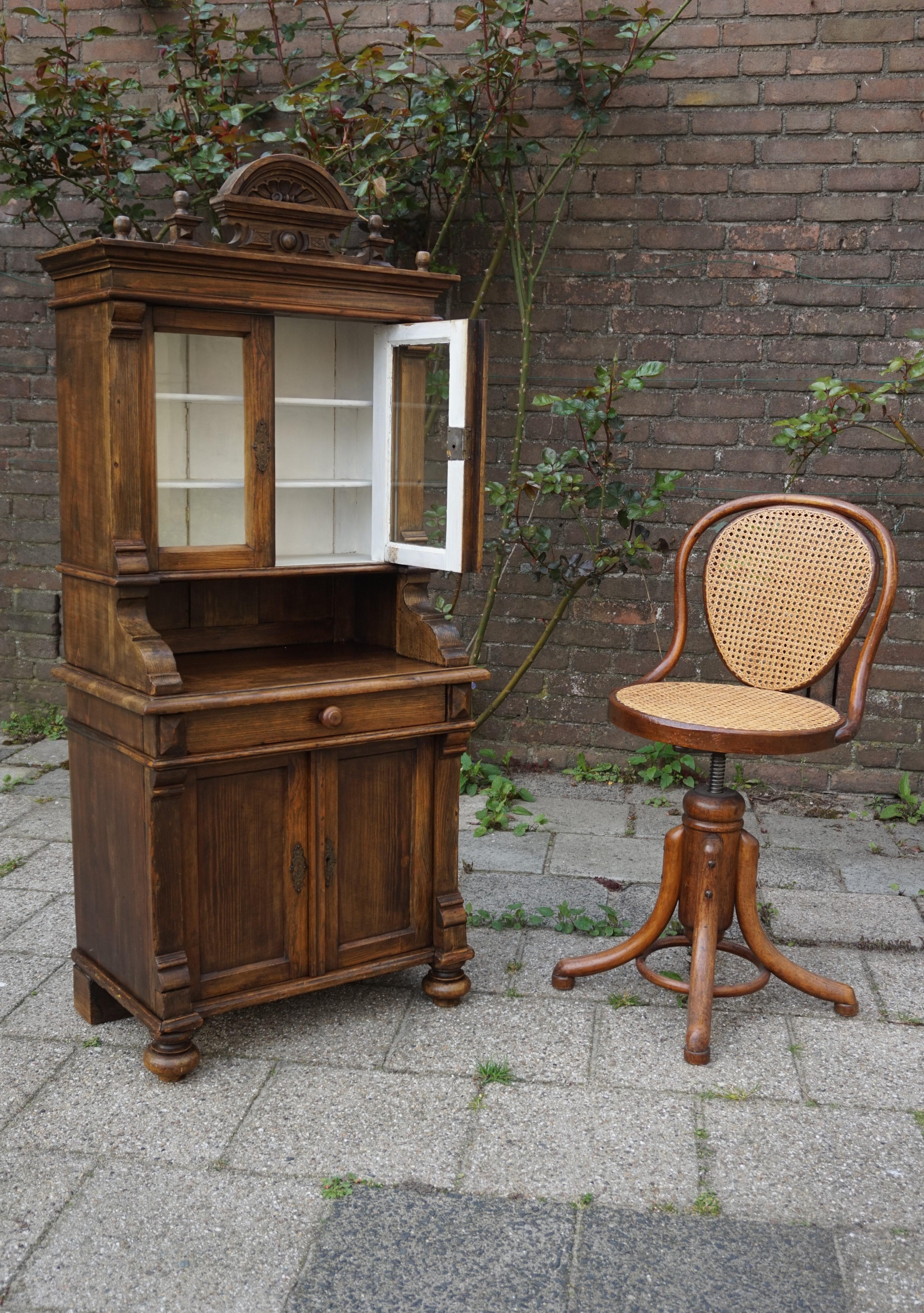 The House of Antiques Miniature Country House Sideboard / Kitchen Cabinet Late 1800s fait à la main en vente 9