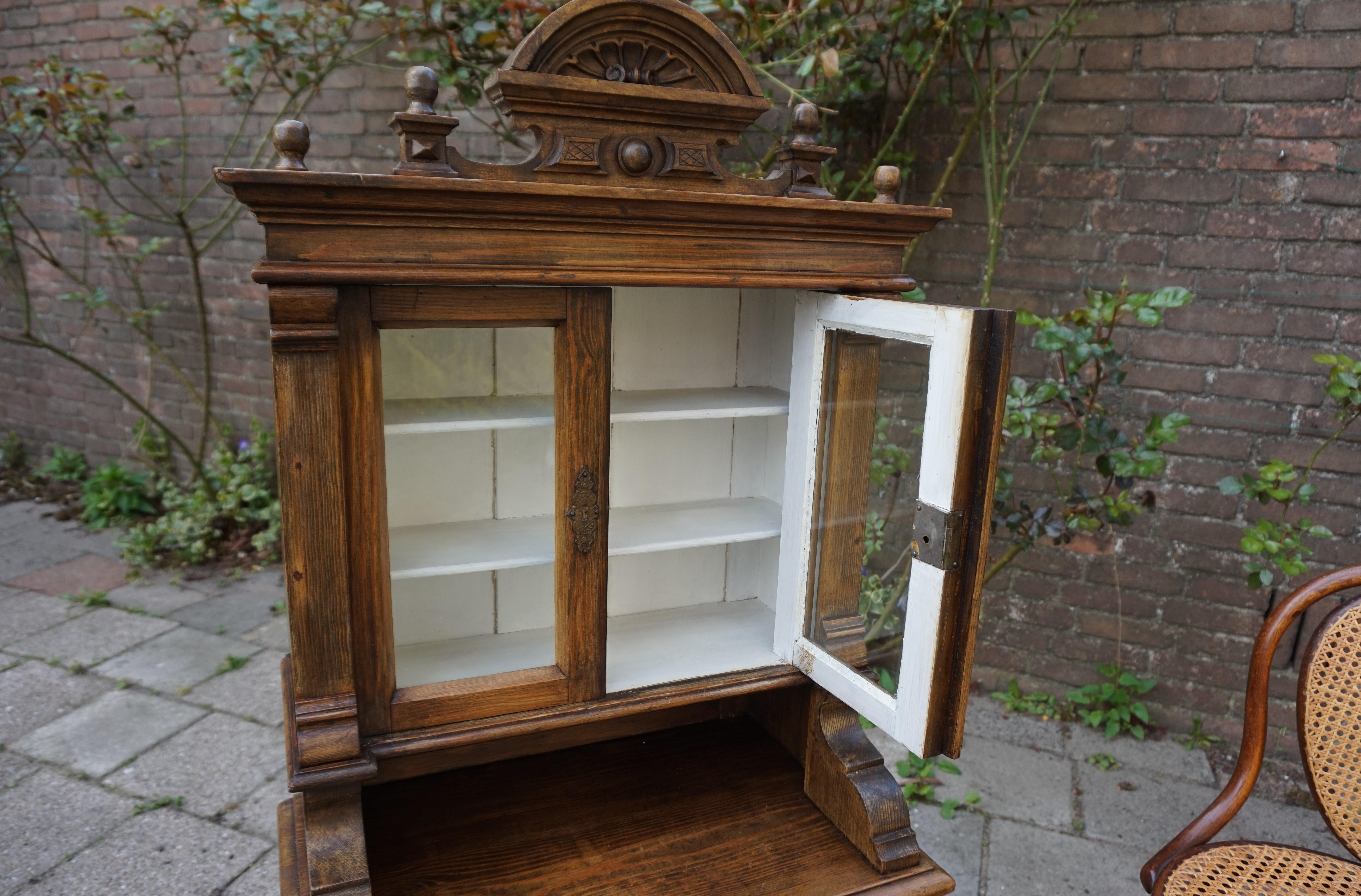 The House of Antiques Miniature Country House Sideboard / Kitchen Cabinet Late 1800s fait à la main en vente 10