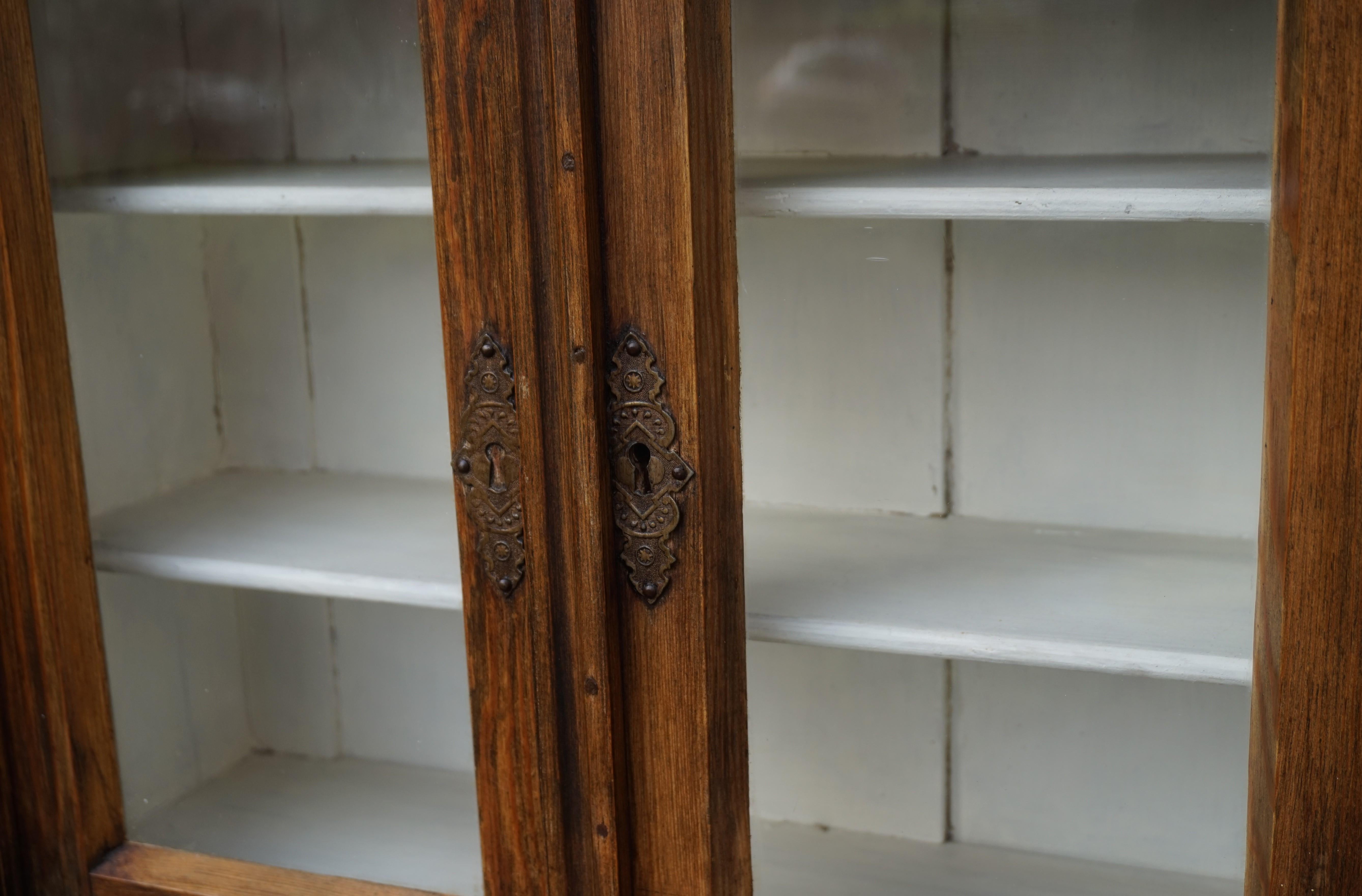 The House of Antiques Miniature Country House Sideboard / Kitchen Cabinet Late 1800s fait à la main en vente 11