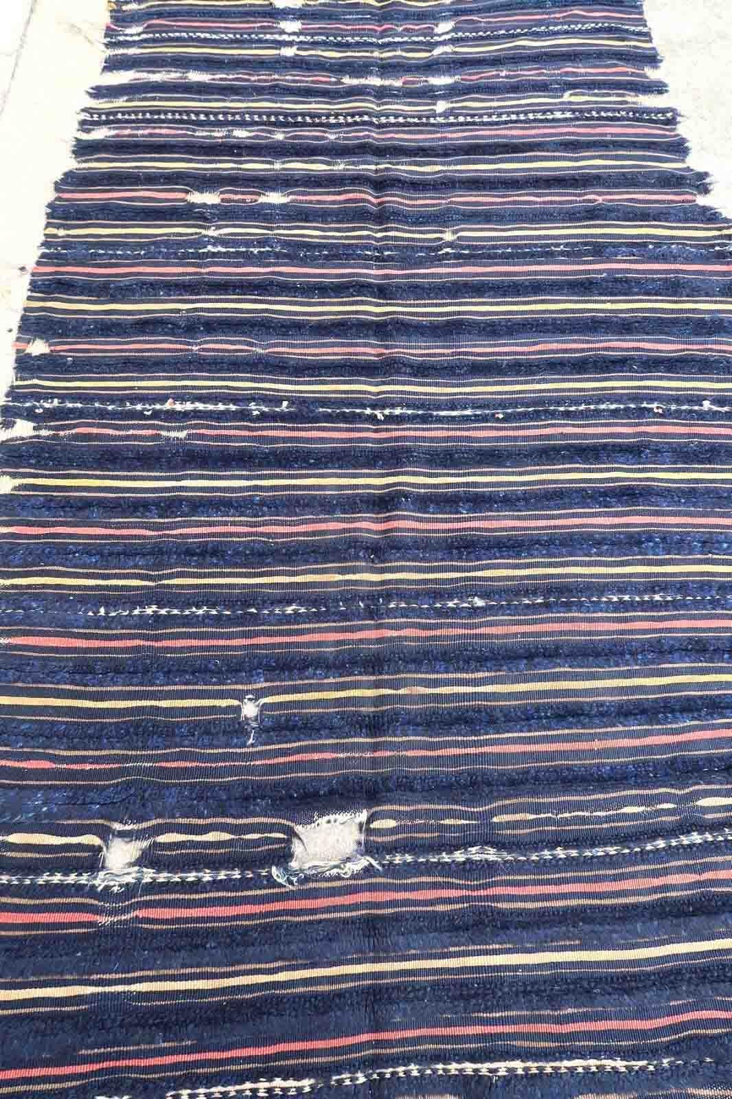 Handmade antique Berber handira from Morocco, Outat El Haj region.
This piece is from the end of 19th century in original condition, it has some holes and wears. The kilim is collectible and made in wool.

-condition: original, some age wear,