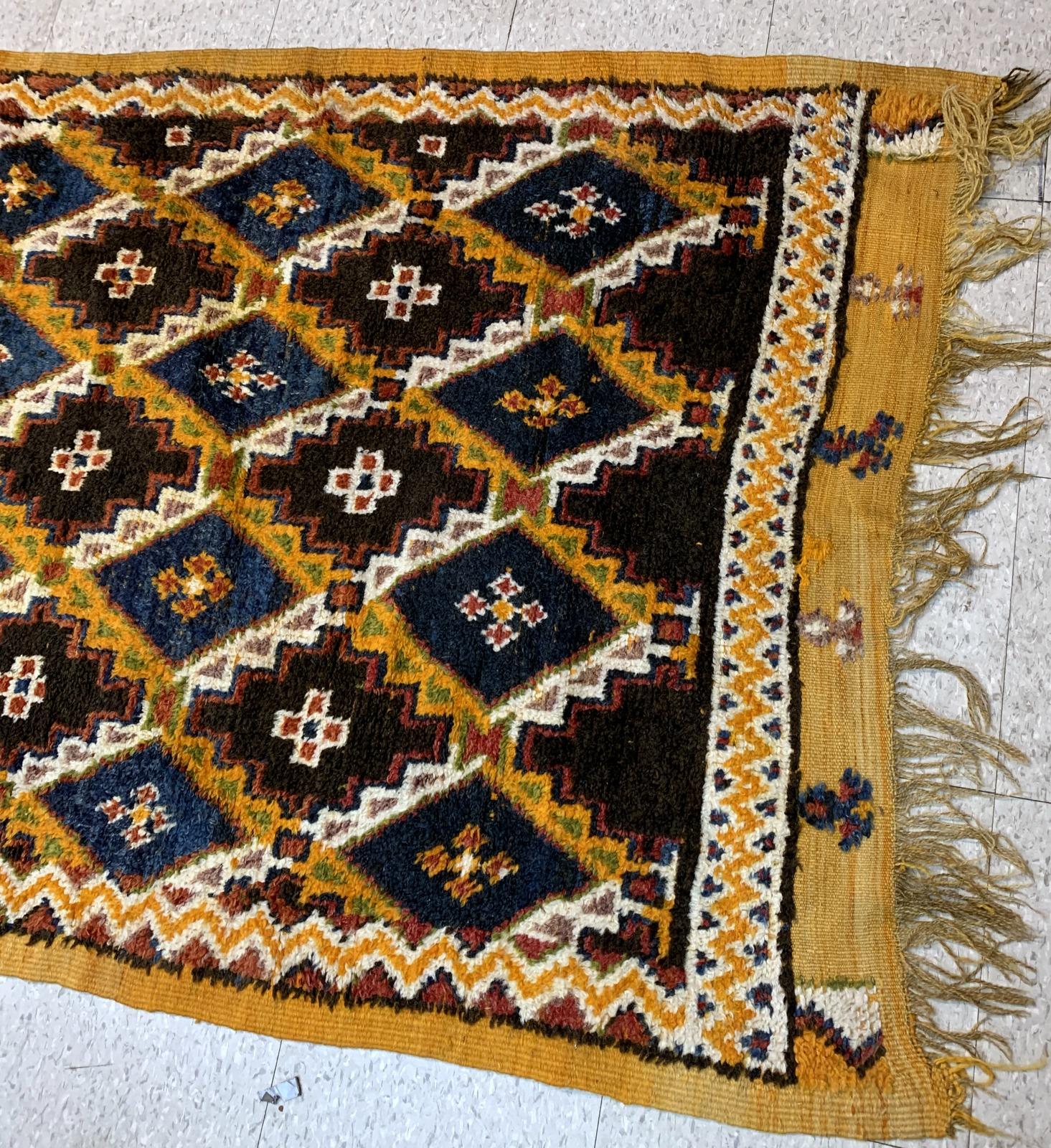 Handmade antique Berber rug from Morocco in original good condition. The rug is in geometric design from the end of 19th century.

-condition: original good,

-circa: 1880s,

-size: 4.5' x 7.2' (137cm x 219cm),

-material: wool,

-country