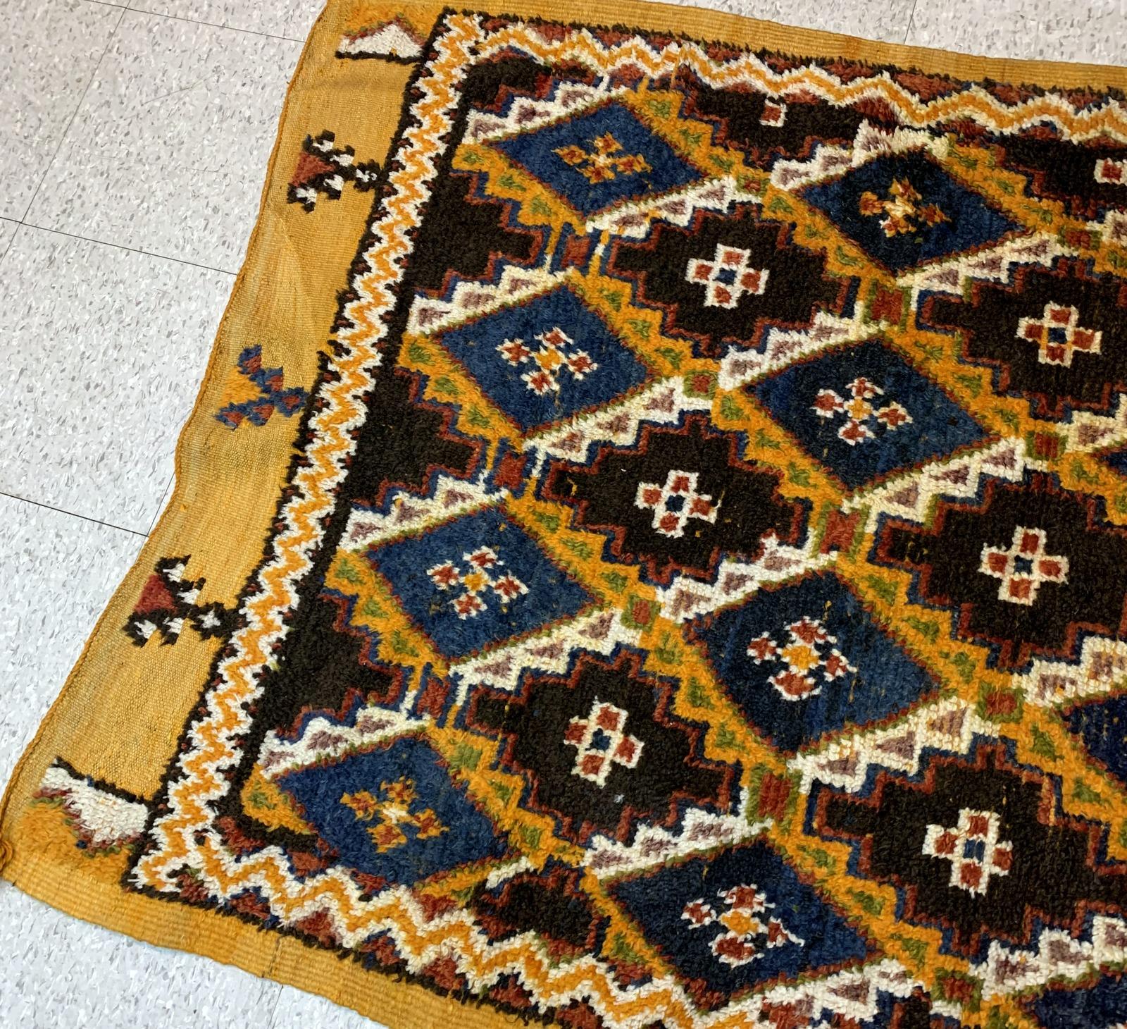 Handmade Antique Moroccan Berber Kilim, 1880s, 1B871 In Good Condition For Sale In Bordeaux, FR